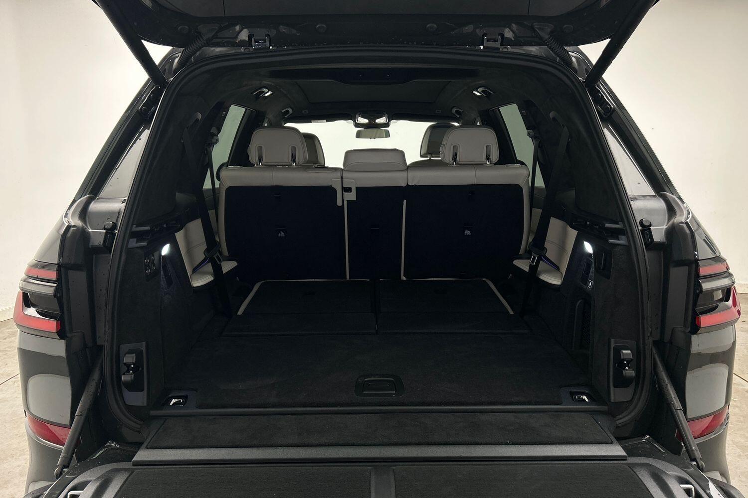 BMW X7 view 14