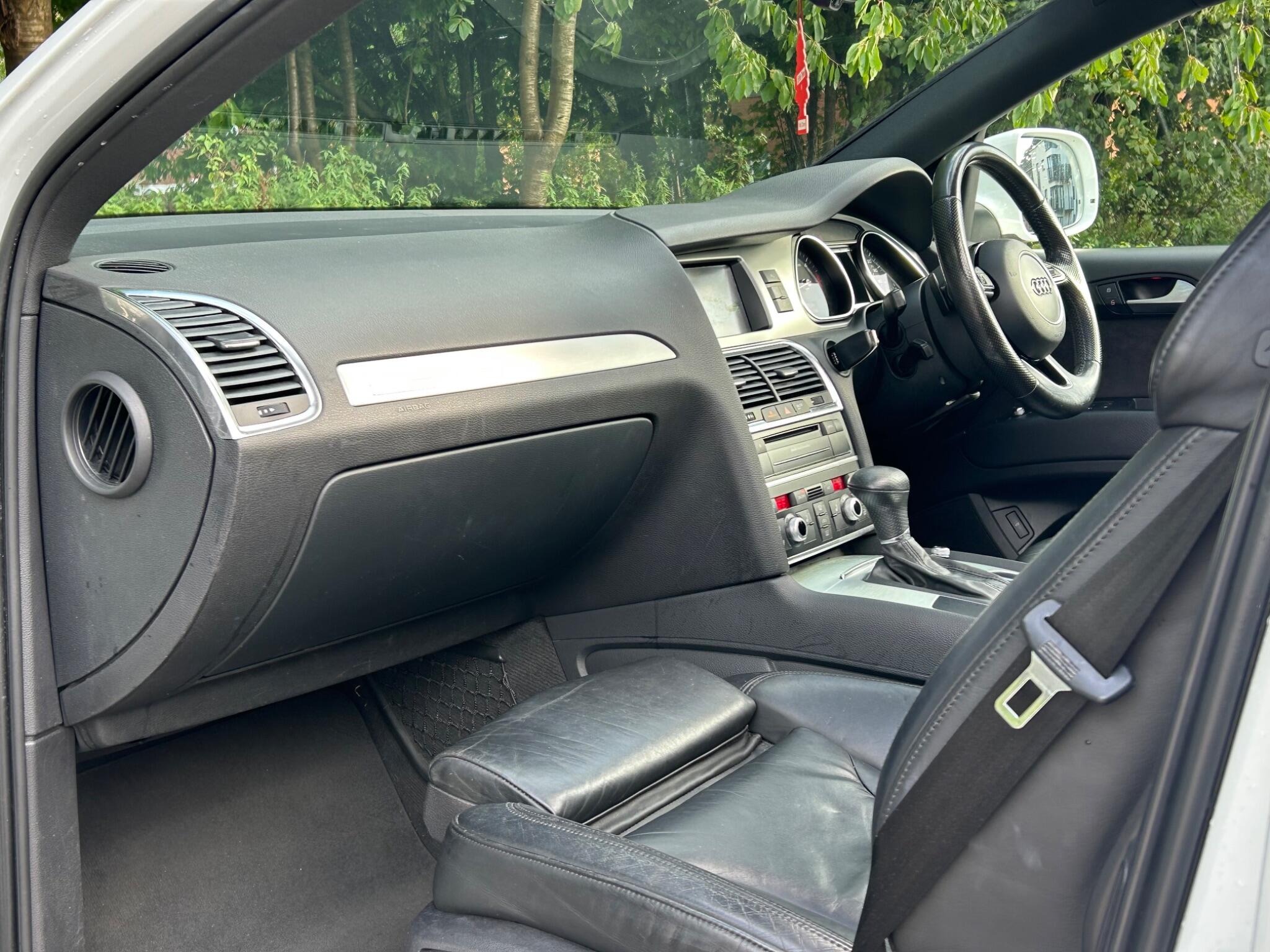 Audi Q7 view 14