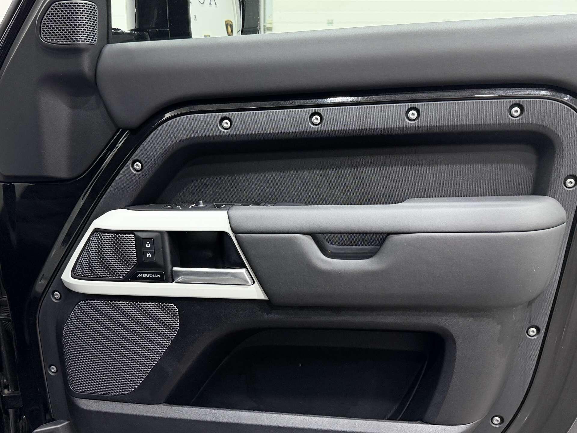 Land Rover Defender view 37