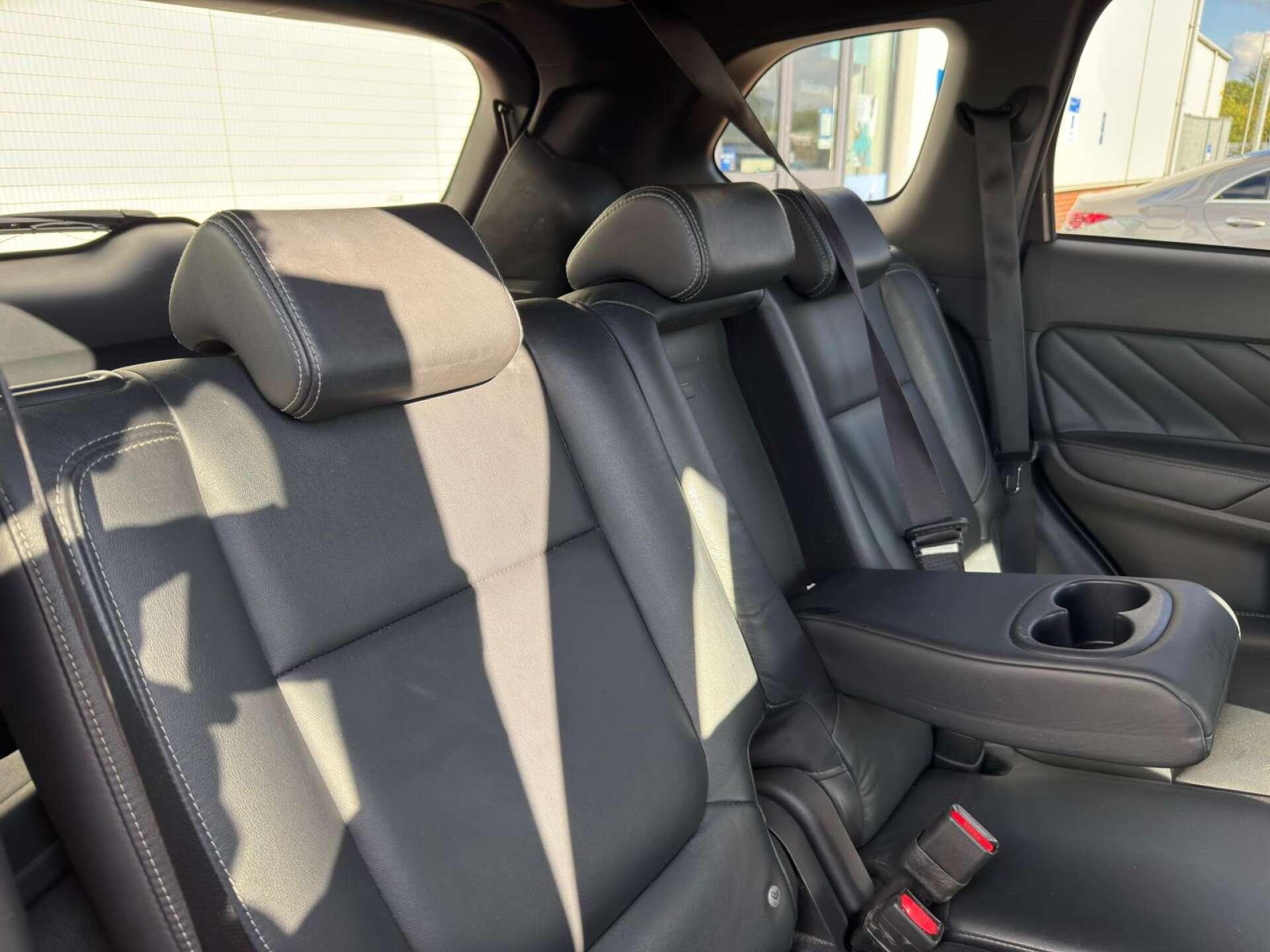 Mitsubishi Outlander view 45