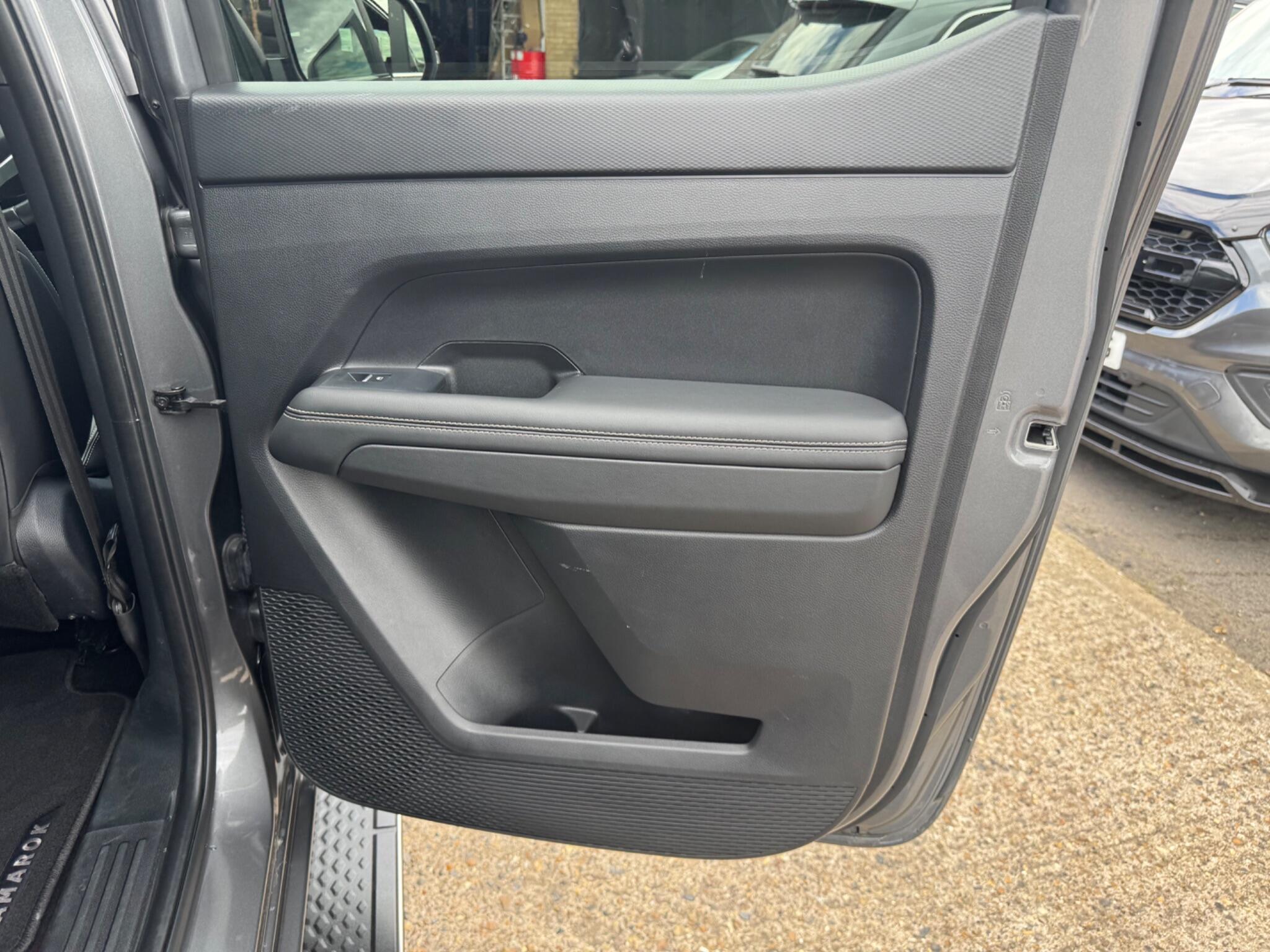 Volkswagen Amarok view 33
