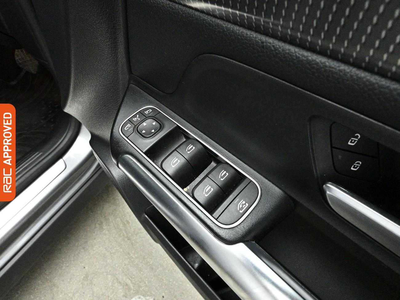 Mercedes-Benz Gla view 24