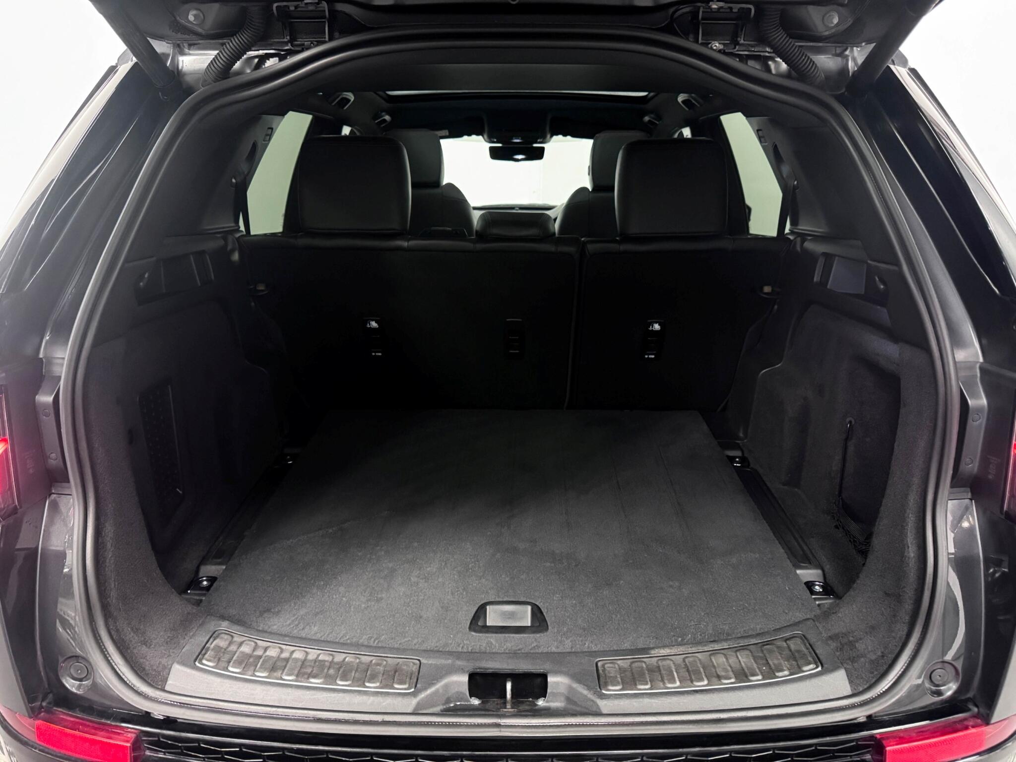 Land Rover Discovery Sport view 7