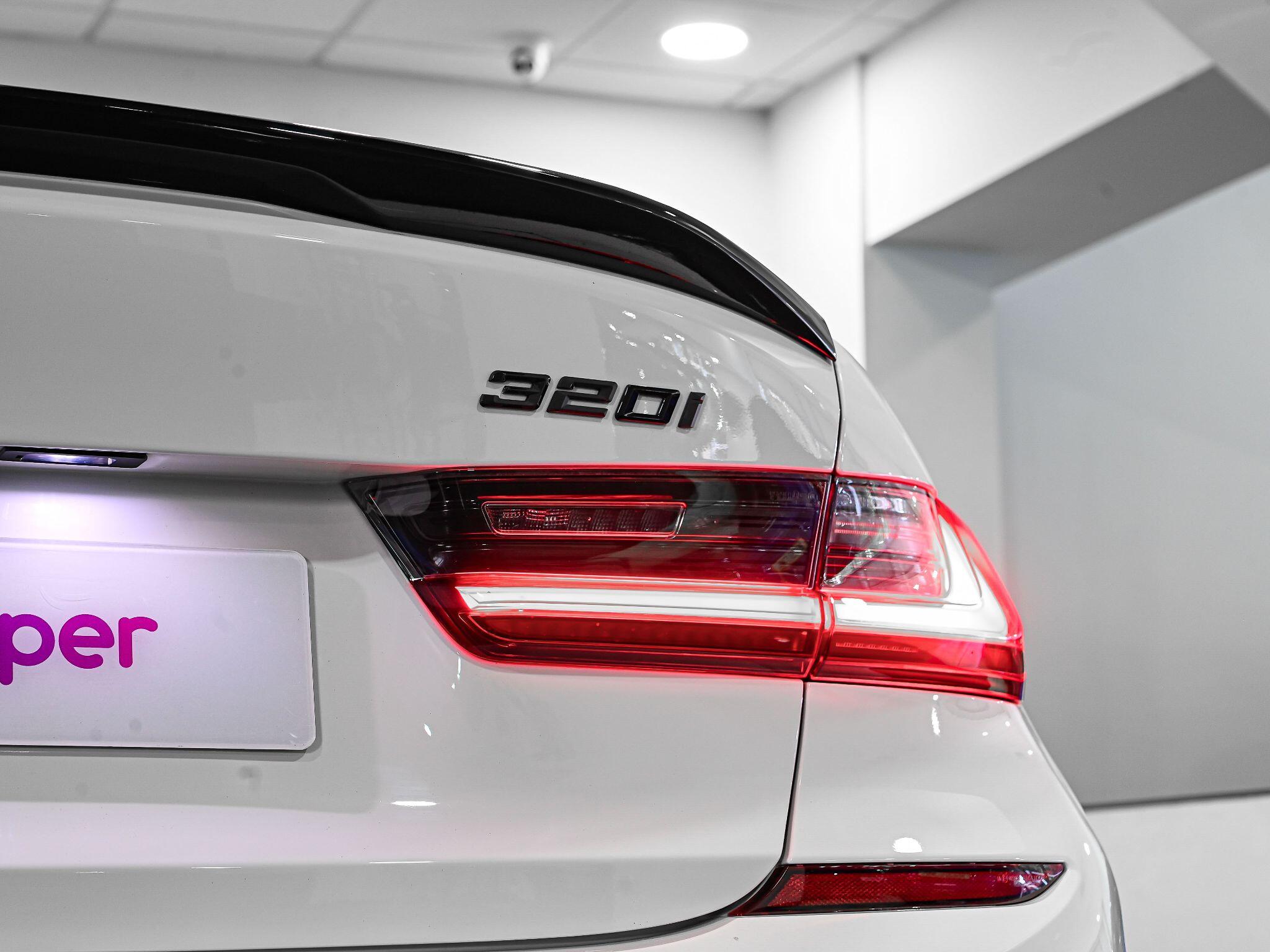 BMW 3 Series view 24