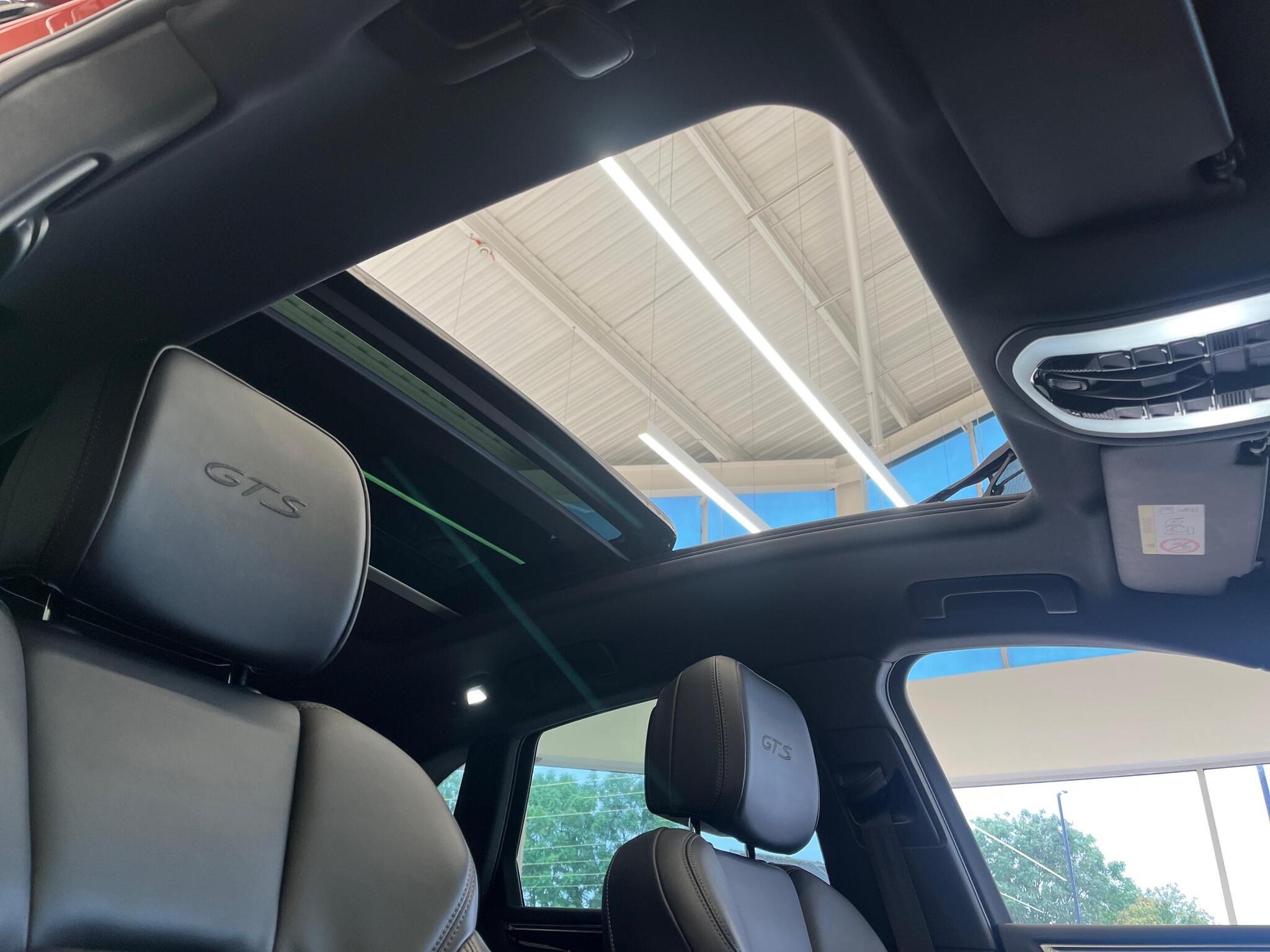 Porsche Macan view 28