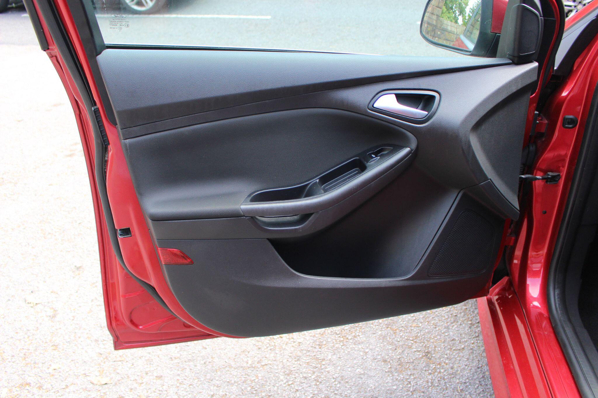 Ford Focus view 12