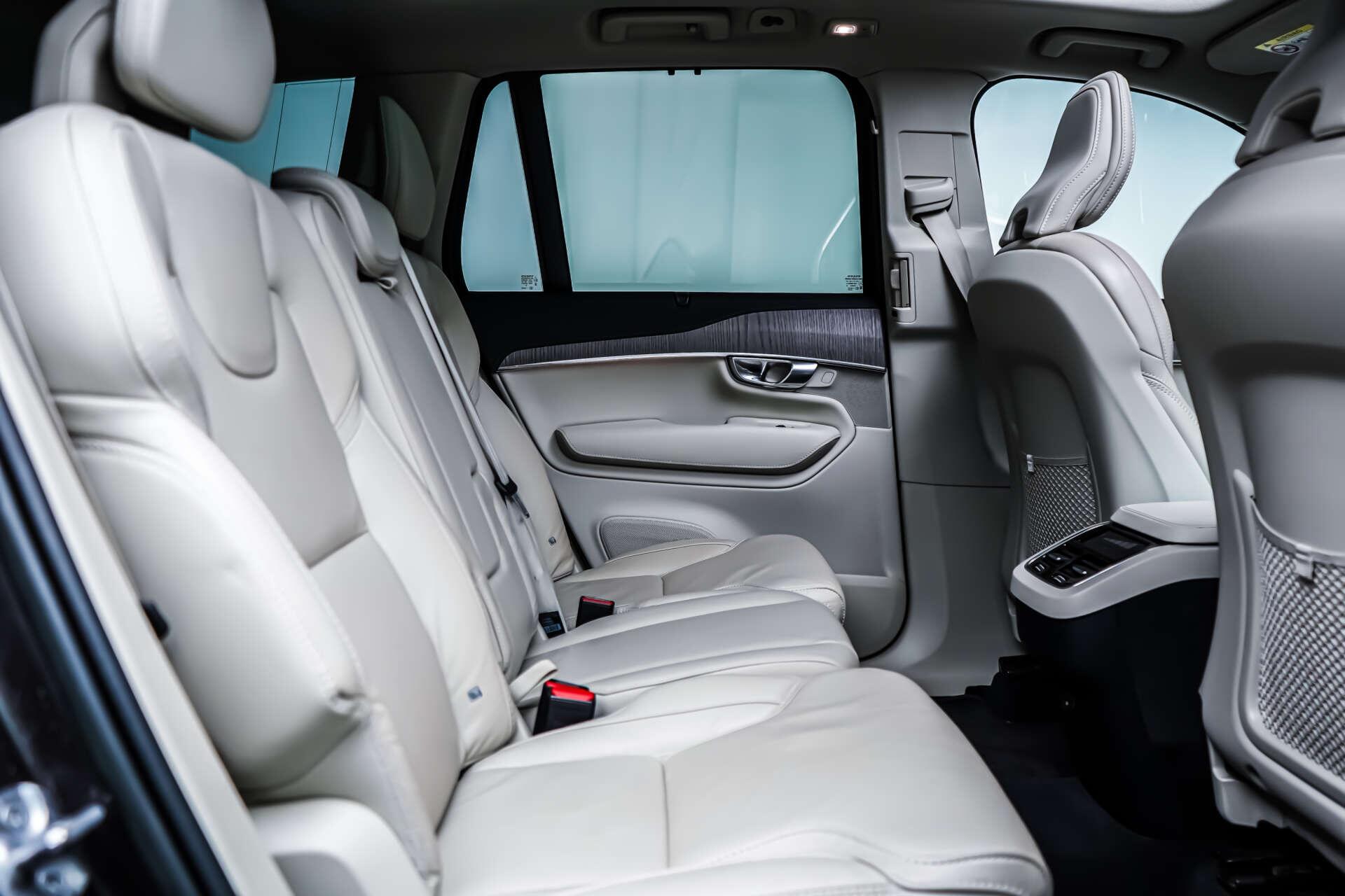 Volvo XC90 view 8