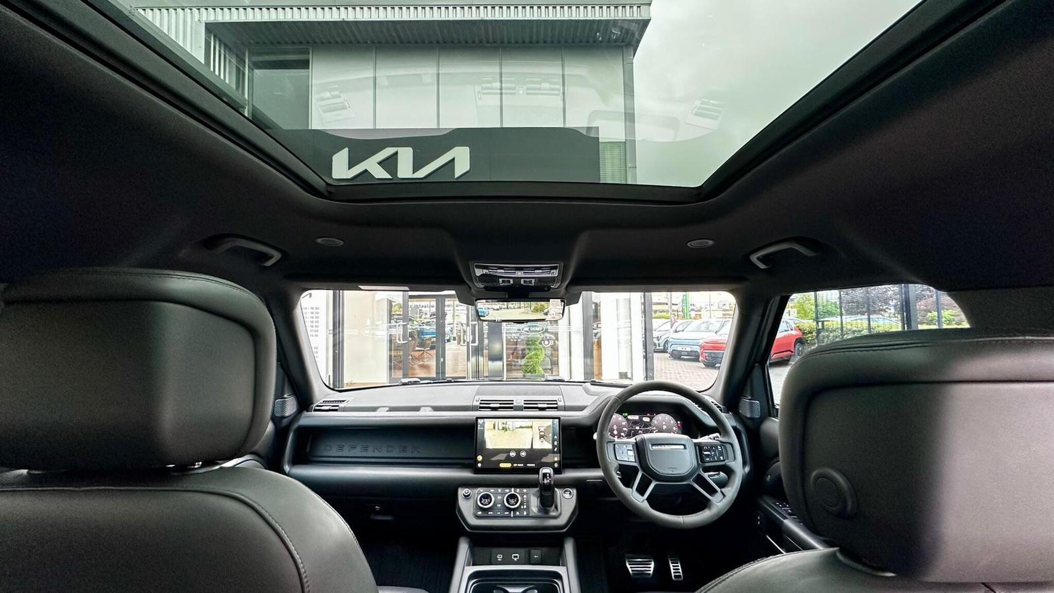 Land Rover Defender 110 view 41