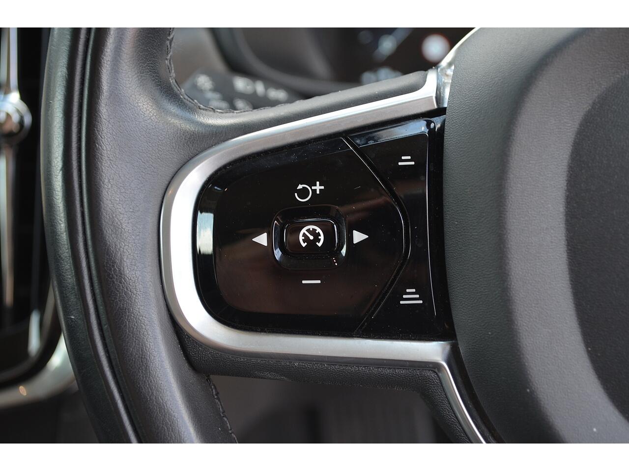 Volvo V90 Cross Country view 26