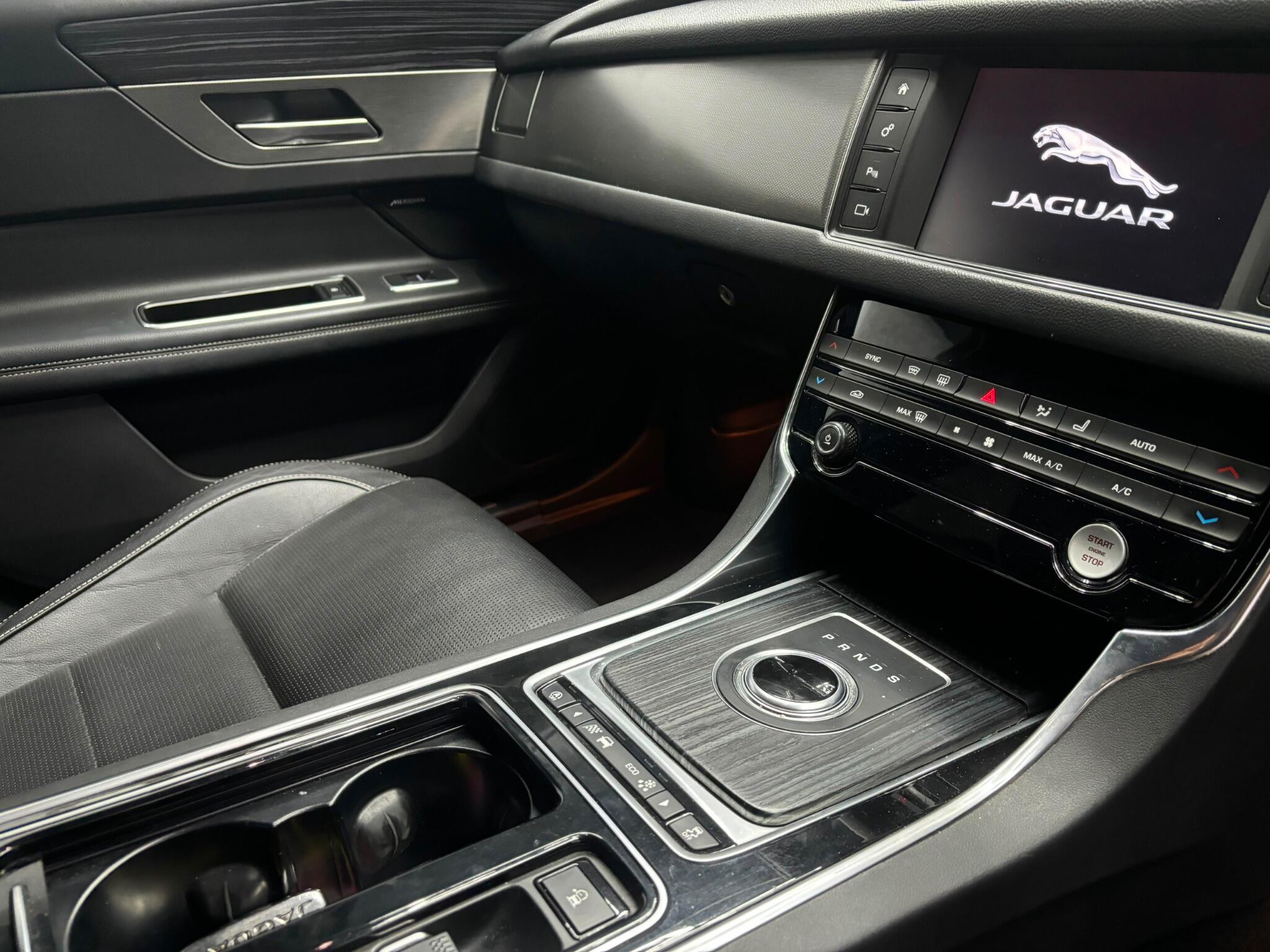 Jaguar XF view 8