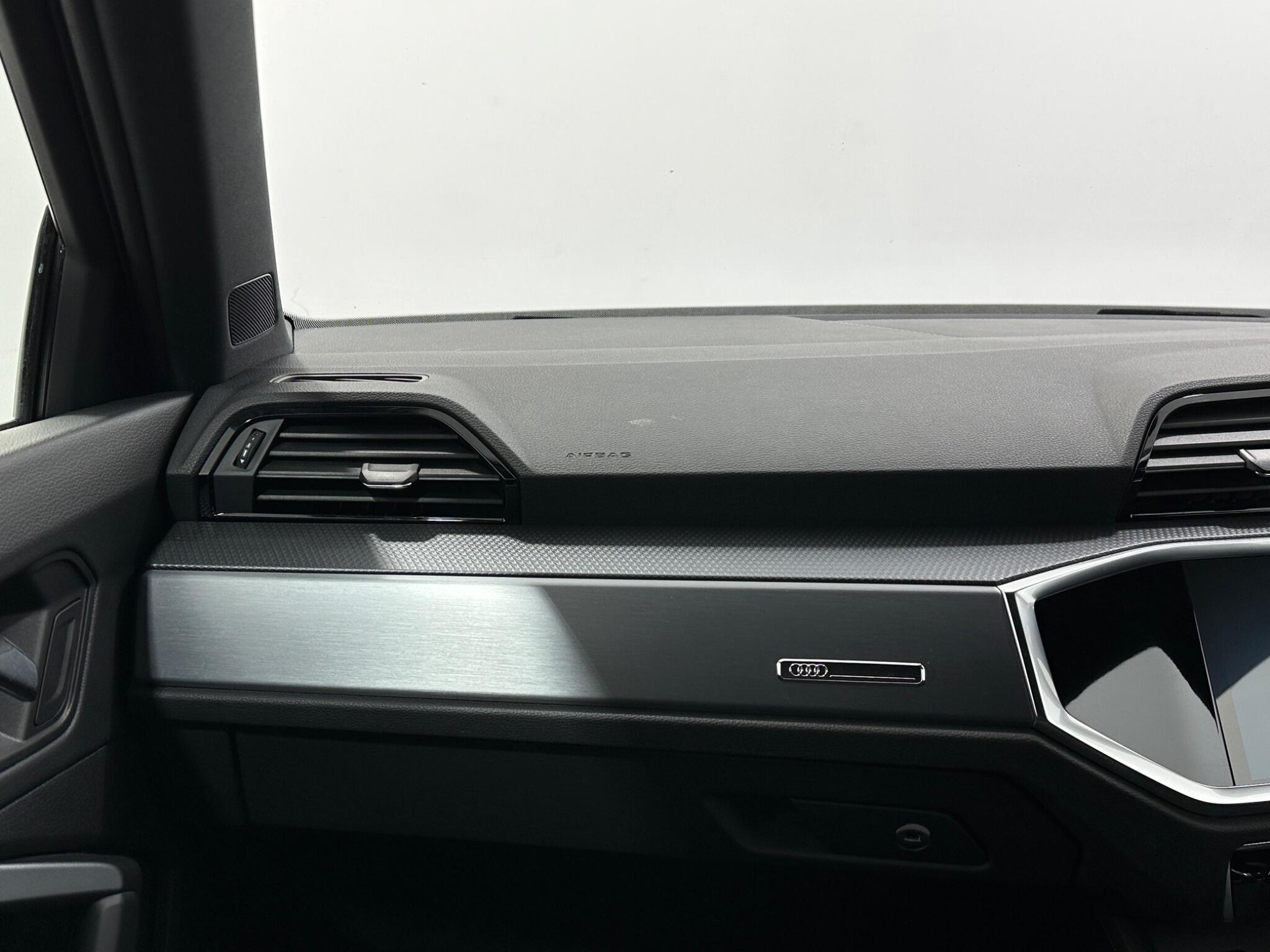 Audi Q3 view 28