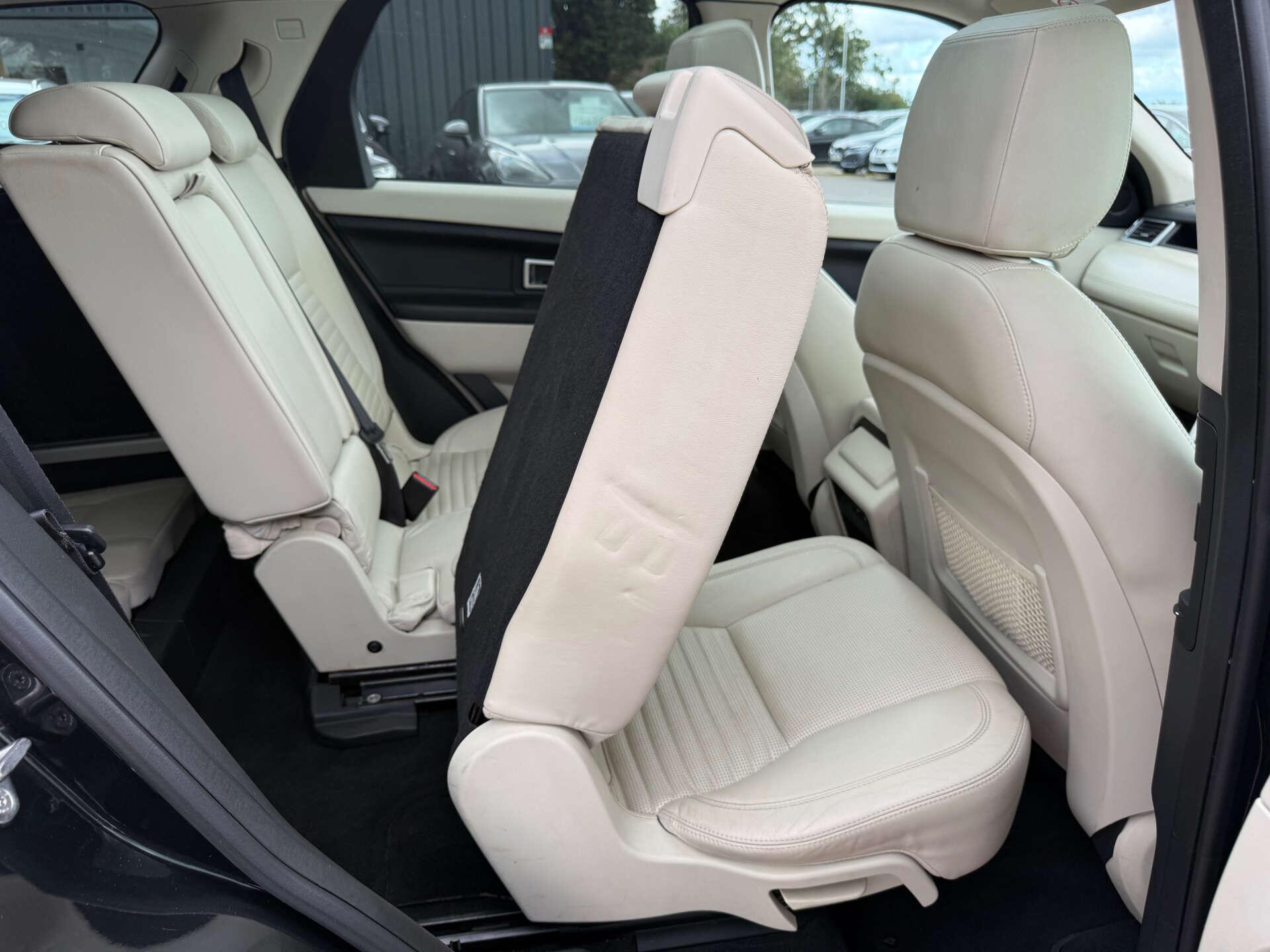 Land Rover Discovery Sport view 75