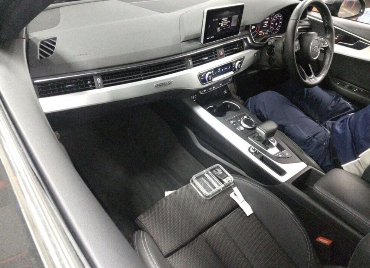 Audi A4 view 4