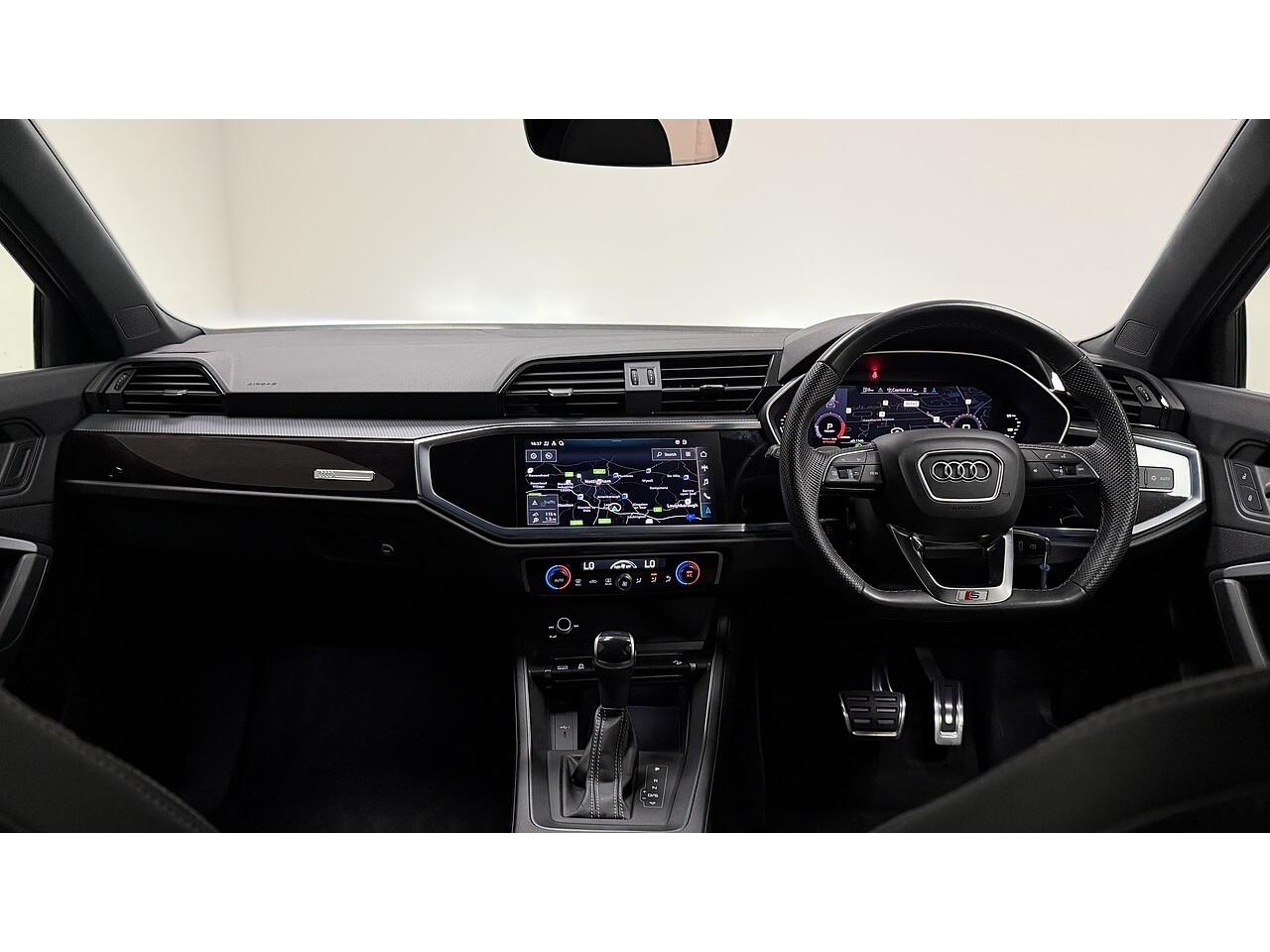 Audi Q3 view 18
