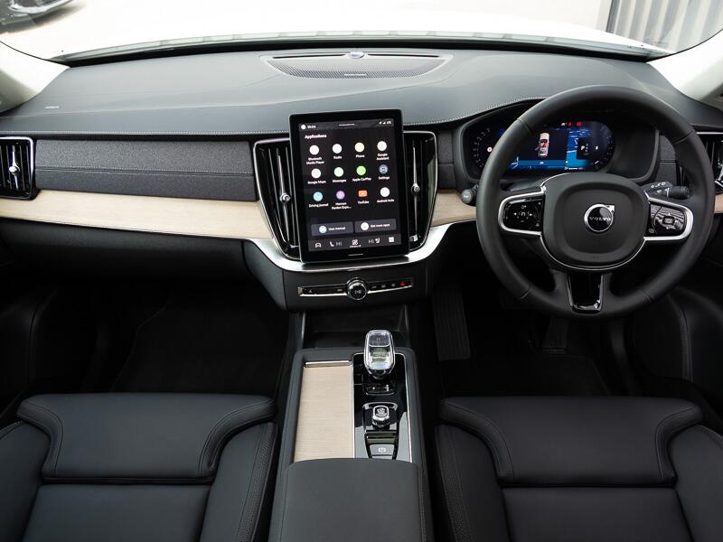 Volvo XC90 view 3