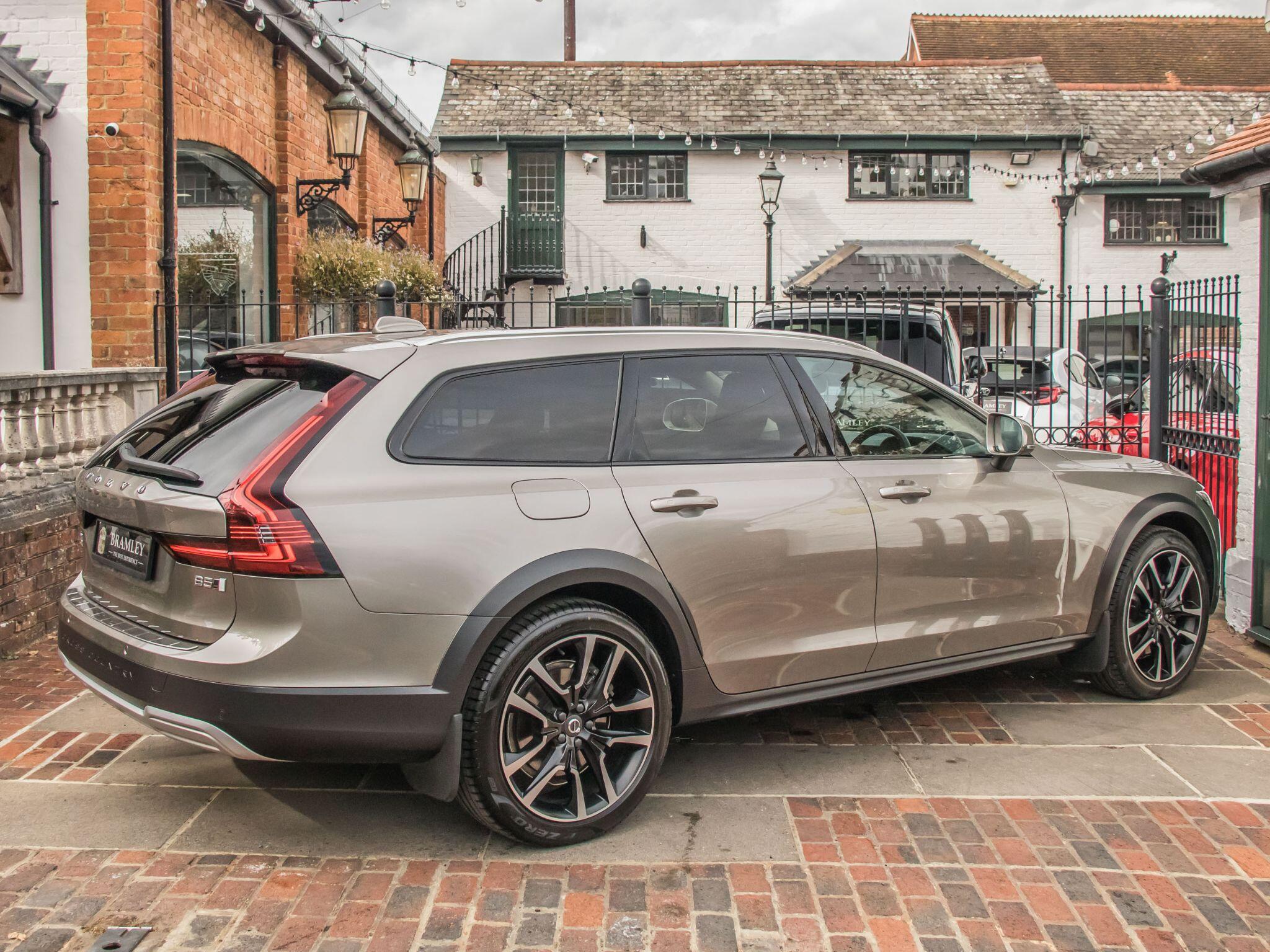 Volvo V90 Cross Country view 9