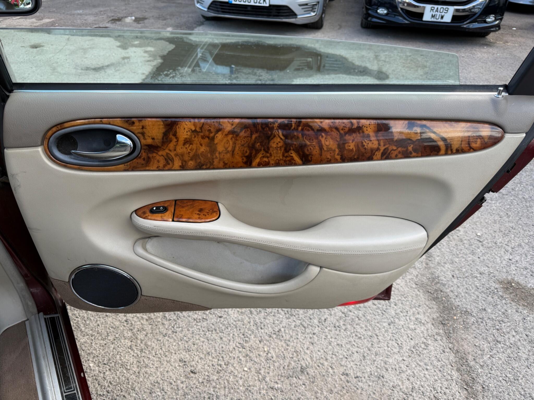 Jaguar XJ - Image 24