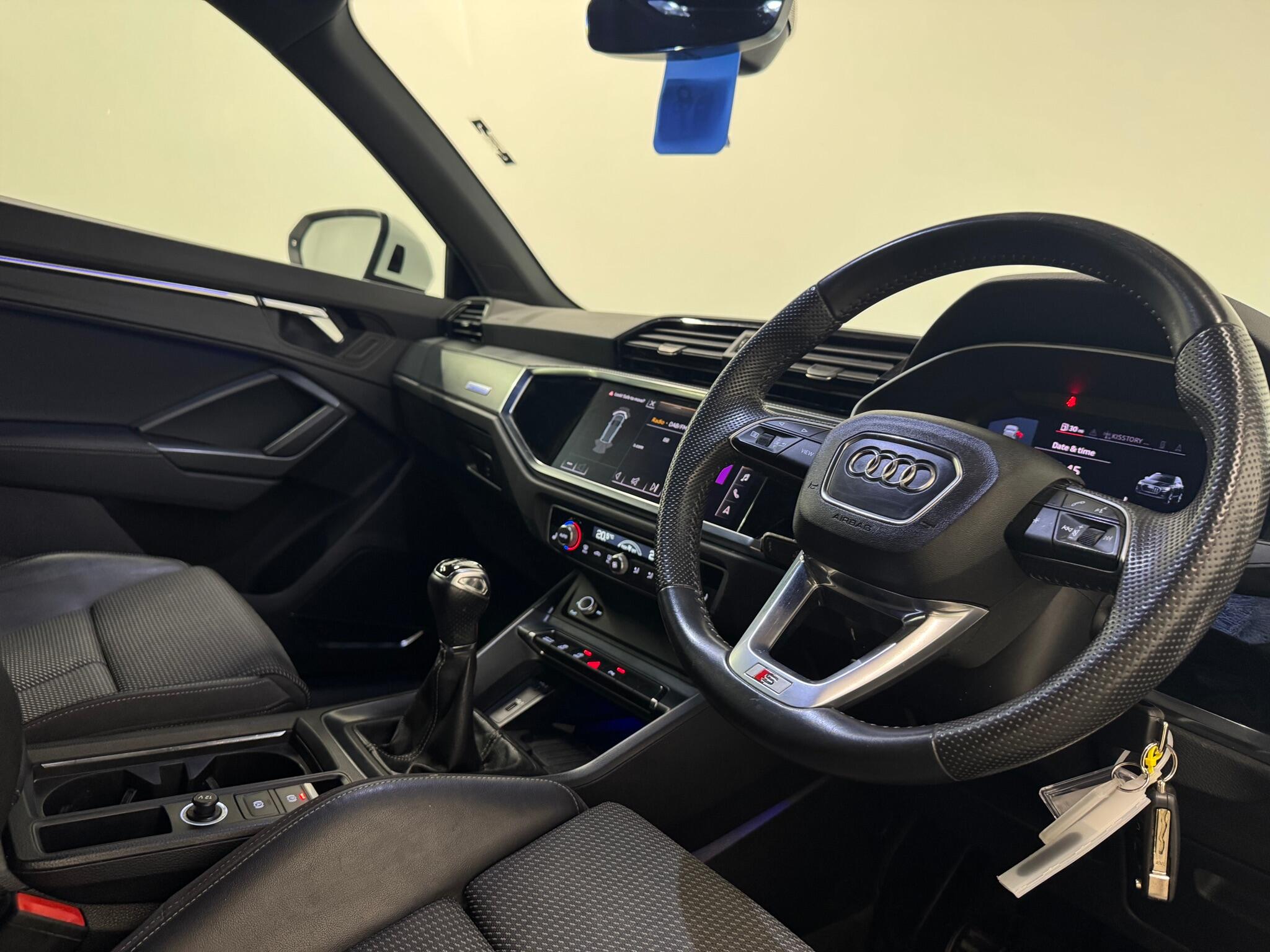 Audi Q3 view 11