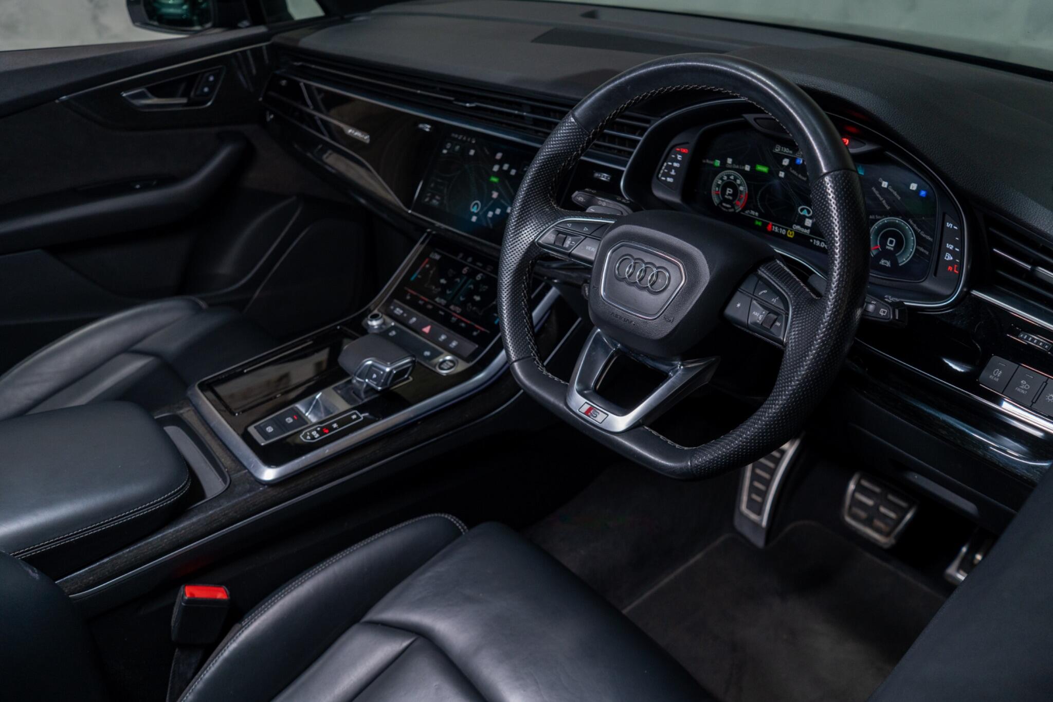 Audi Q7 view 9
