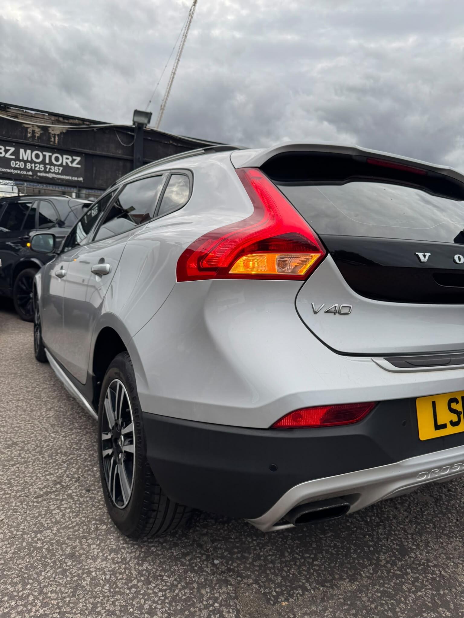 Volvo V40 Cross Country view 11