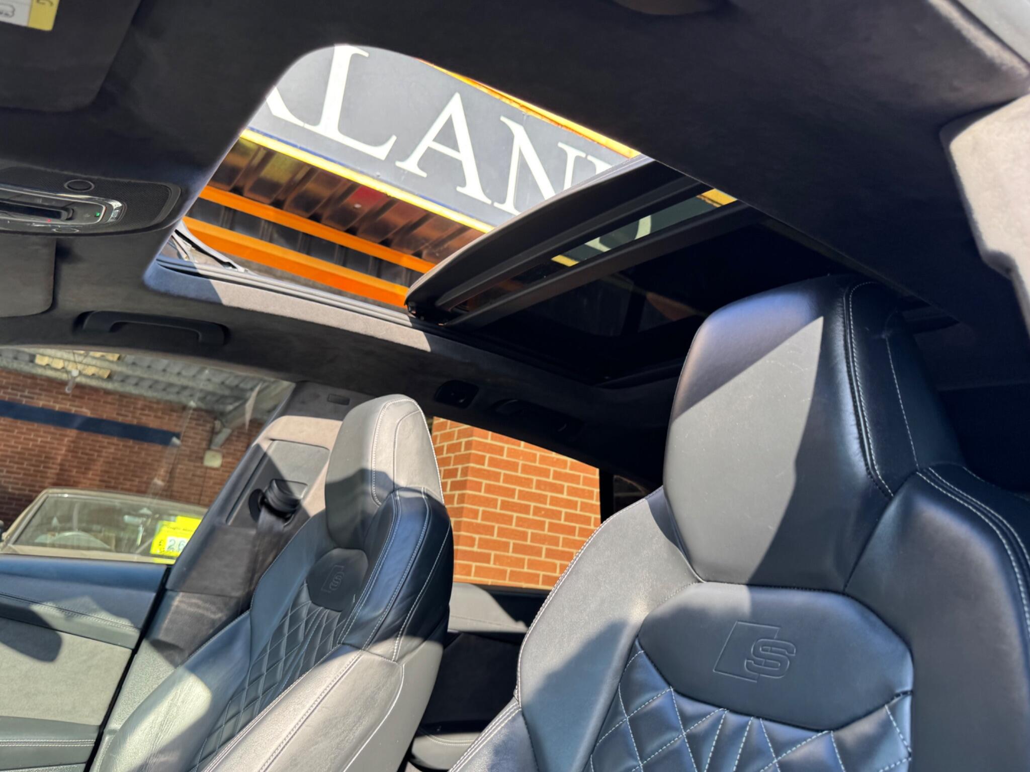 Audi Q8 view 9