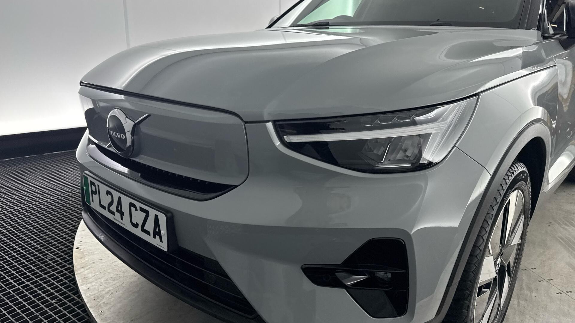 Volvo EX40 view 23