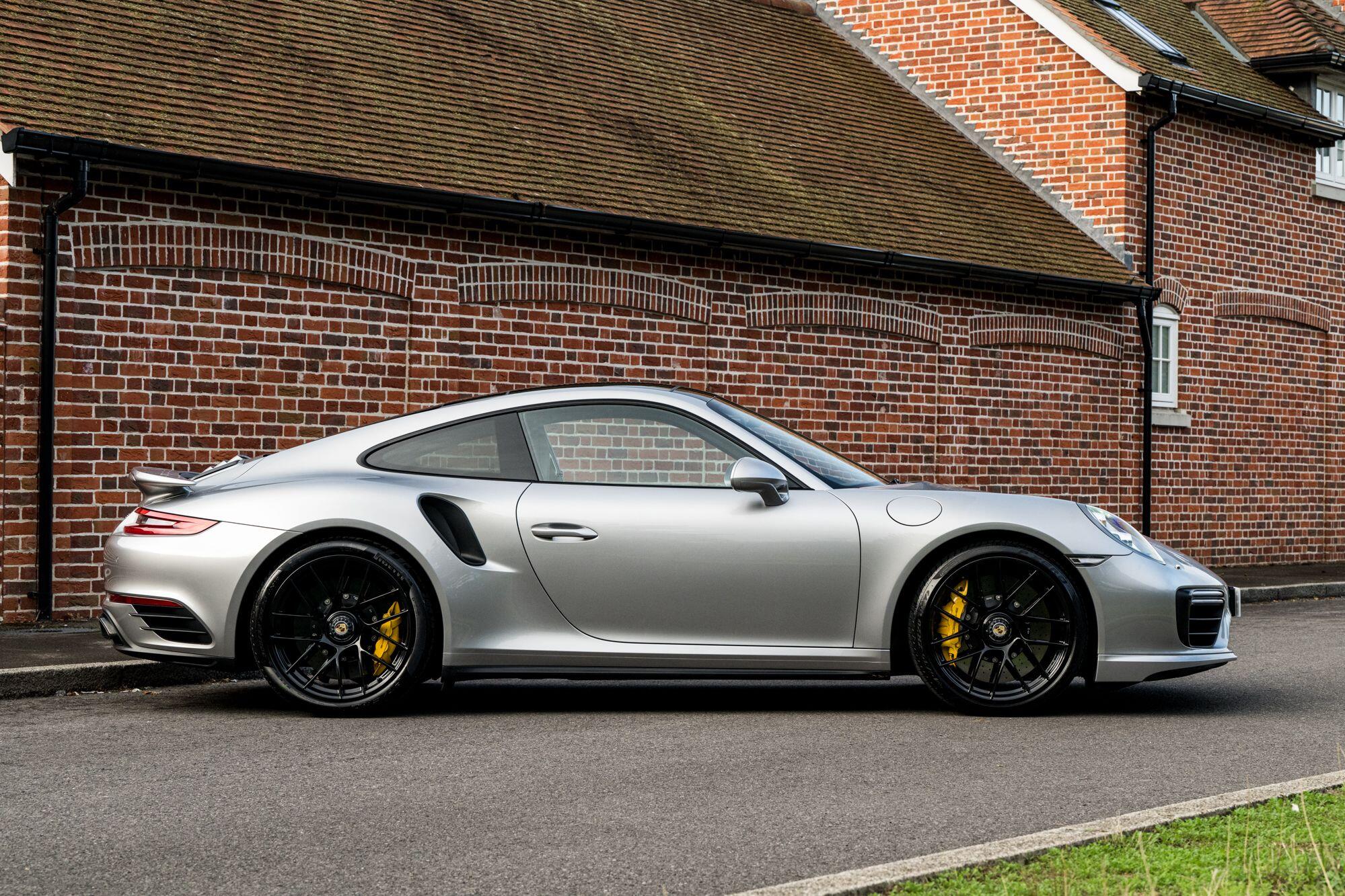 Porsche 911 view 9