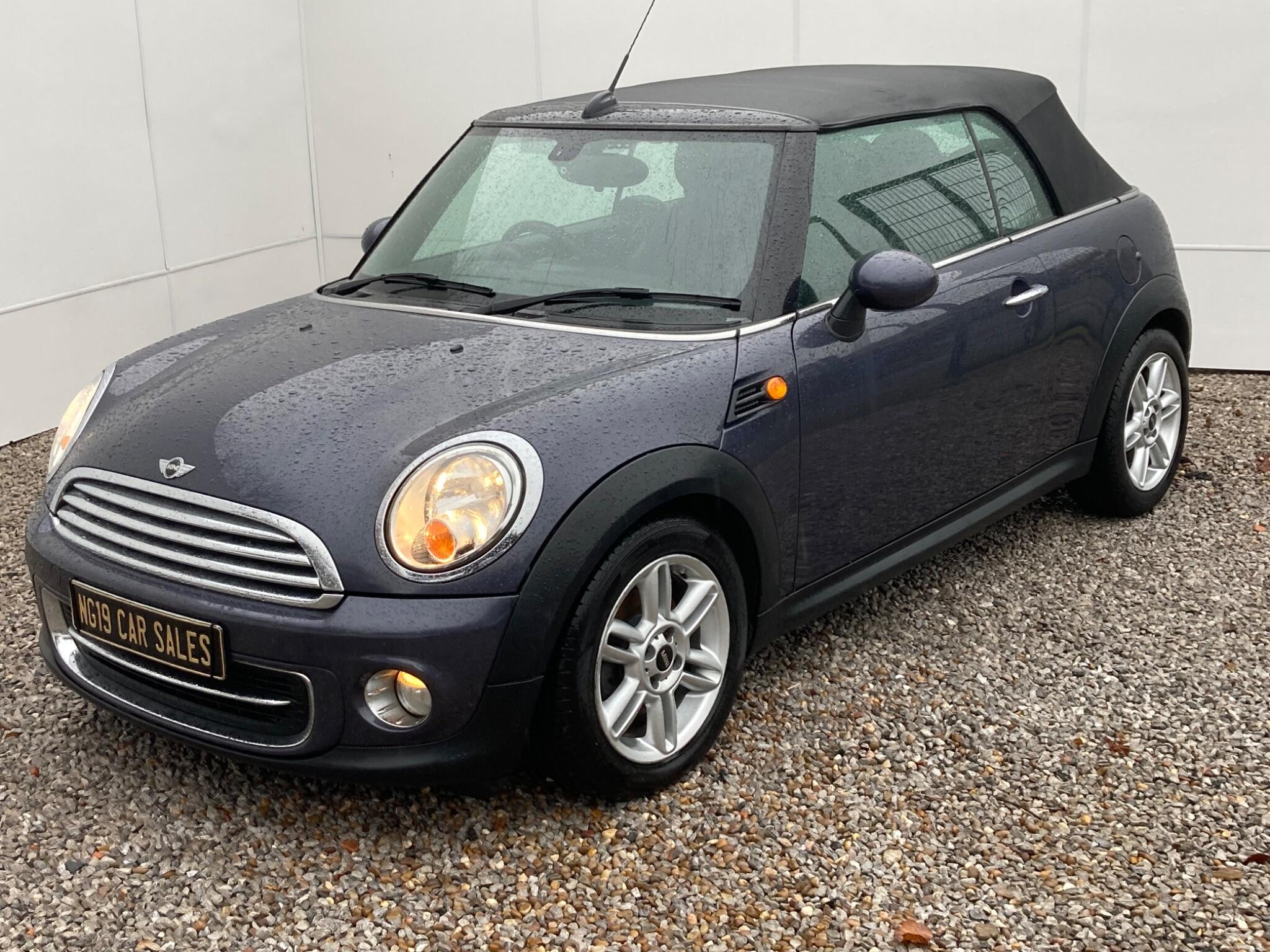 2013 MINI Convertible image 21