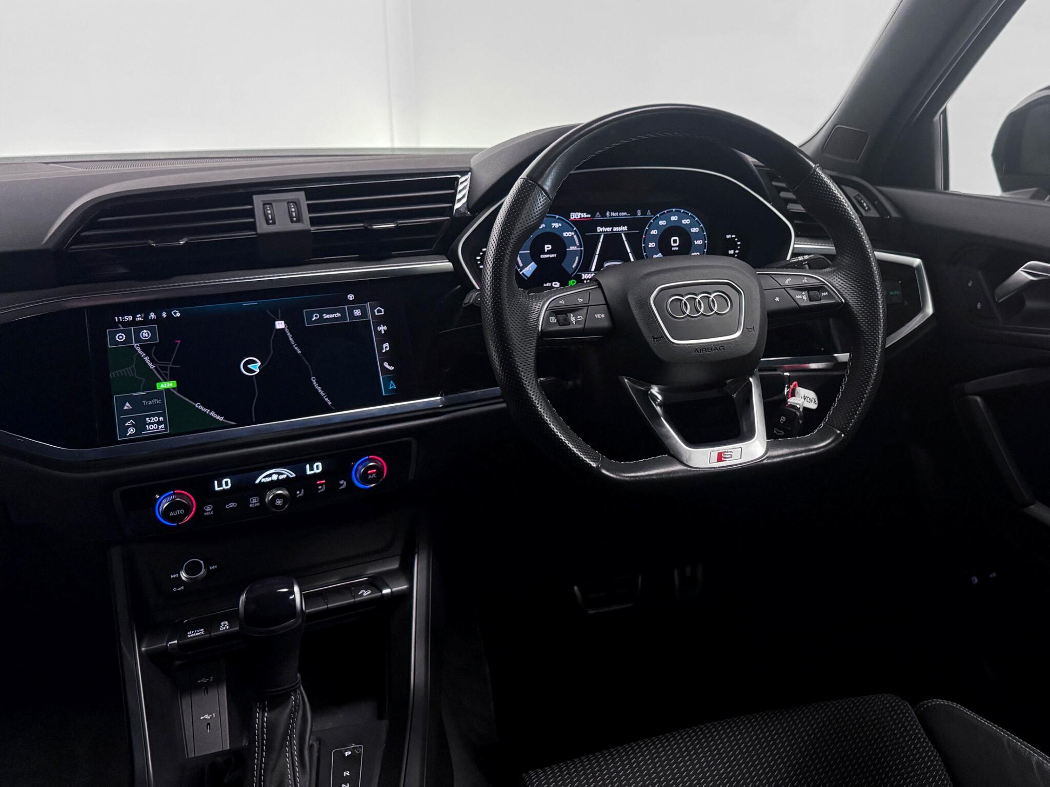Audi Q3 view 21