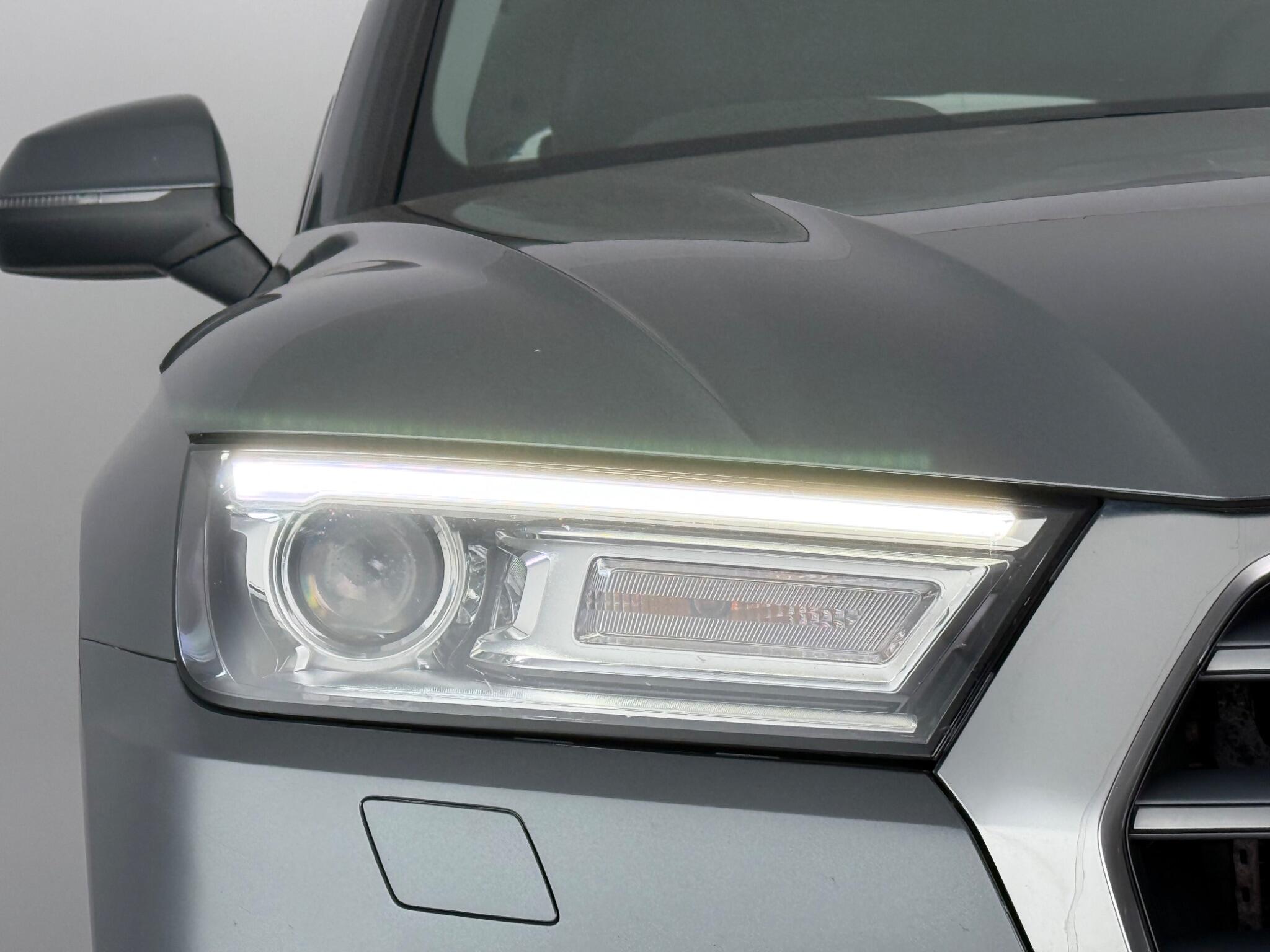Audi Q5 view 12