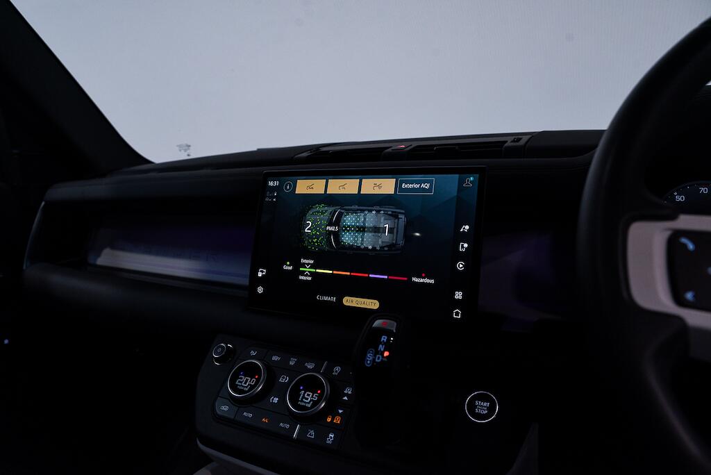 Land Rover Defender view 25