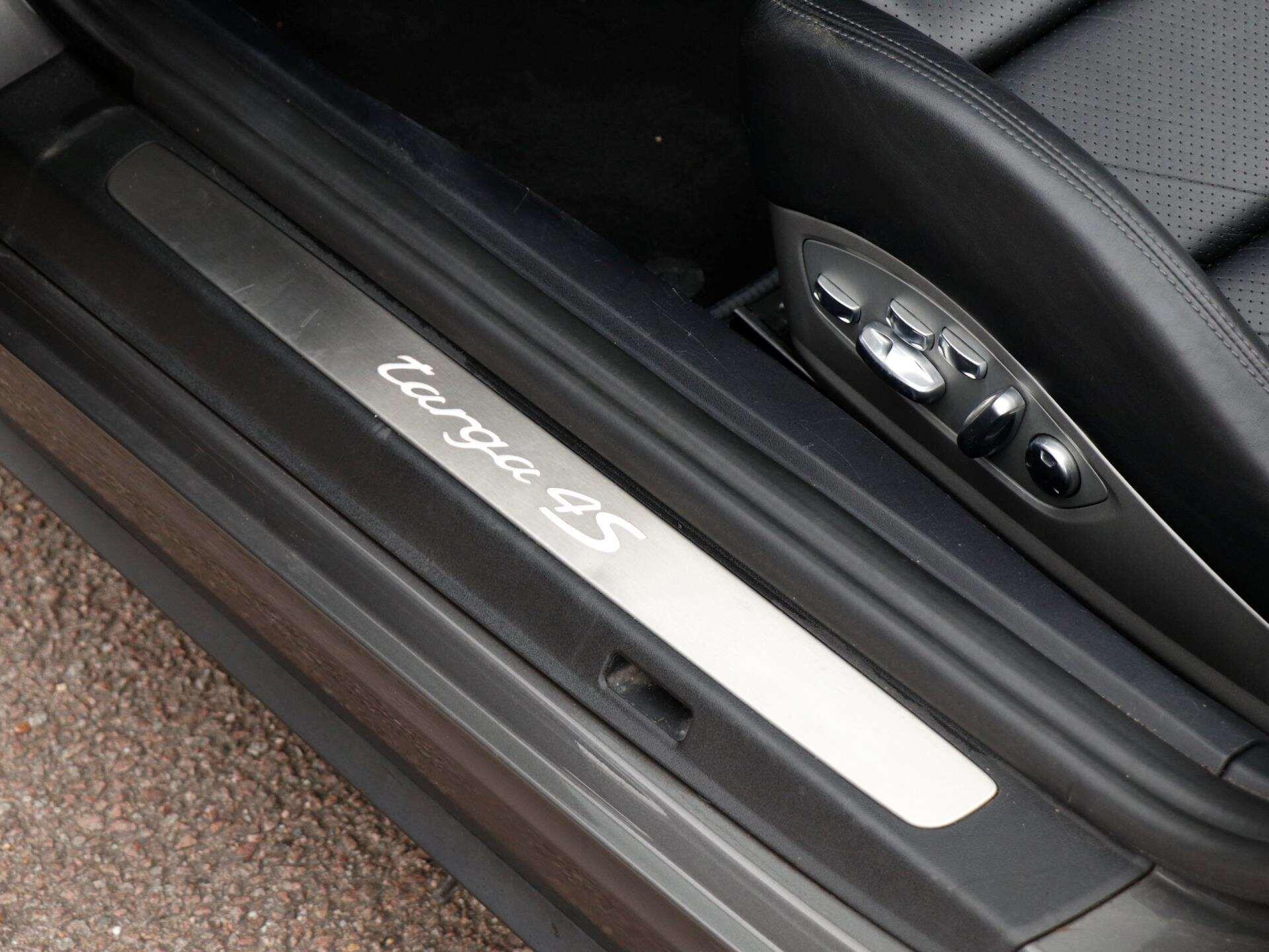 Porsche 911 view 28