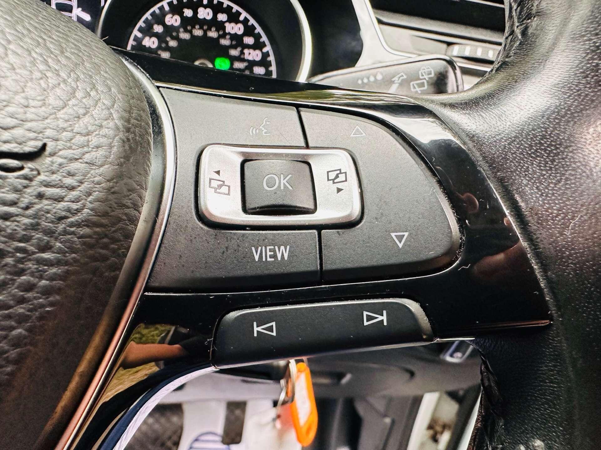 Volkswagen Touran view 24