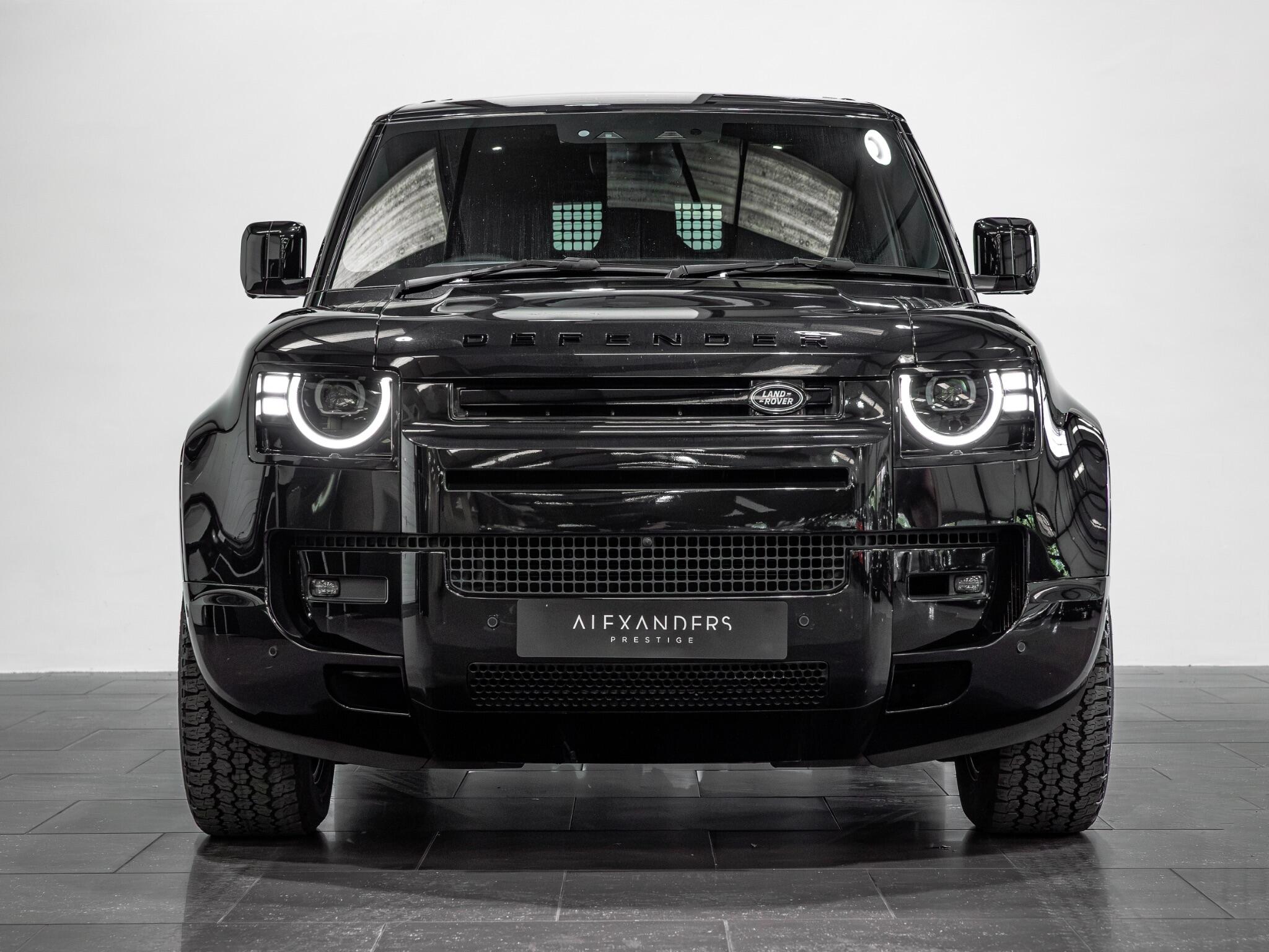 Land Rover Defender 110 view 9