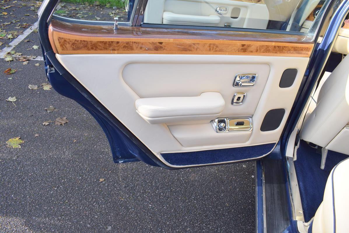 Rolls-Royce Silver Spirit view 24