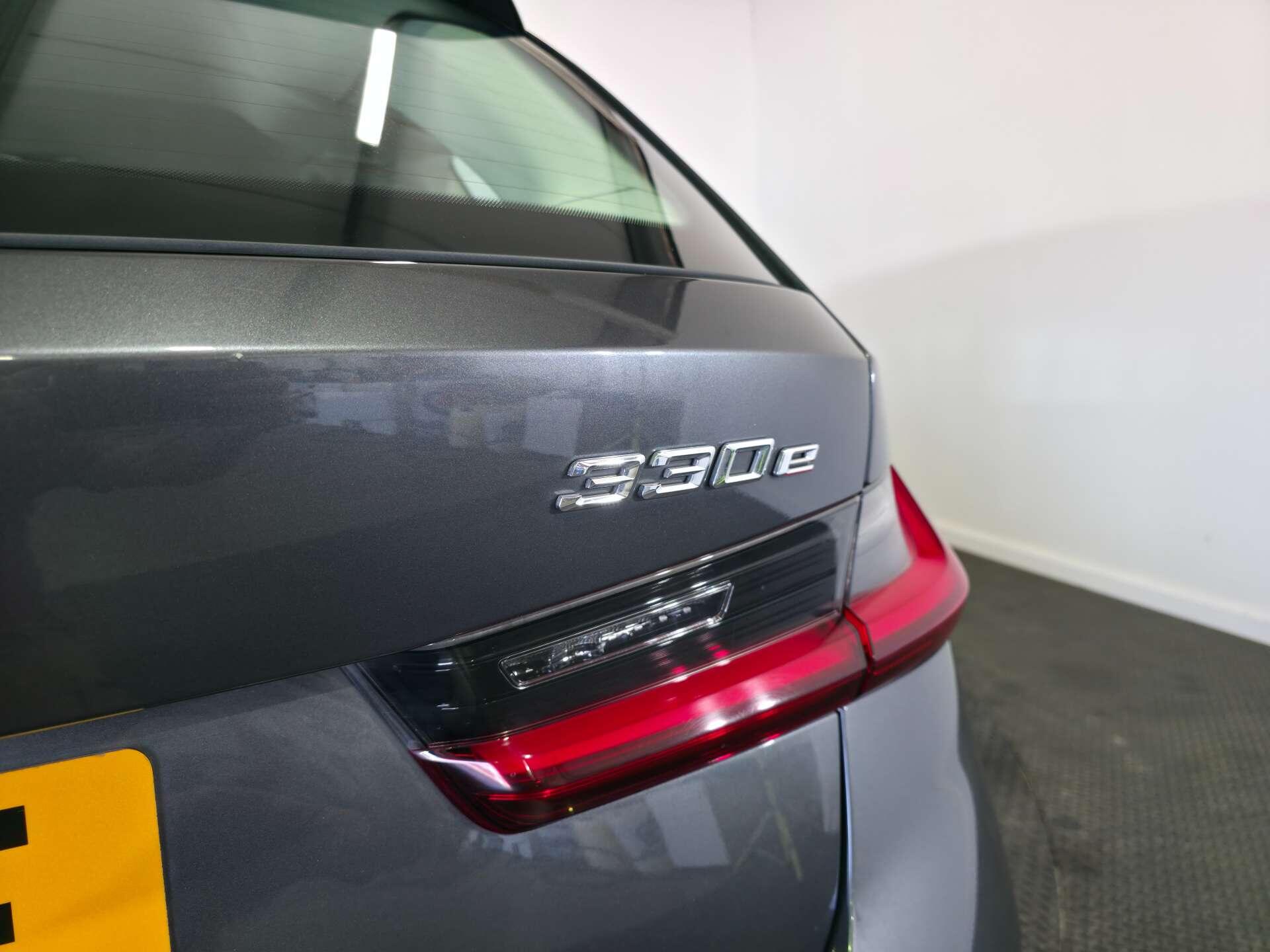 BMW 3 Series view 16