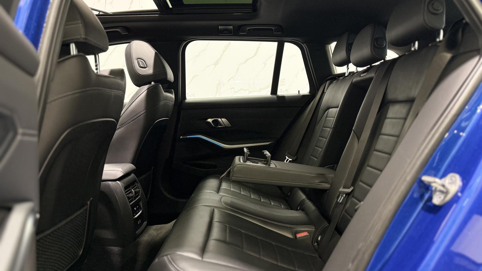 BMW 3 Series view 8