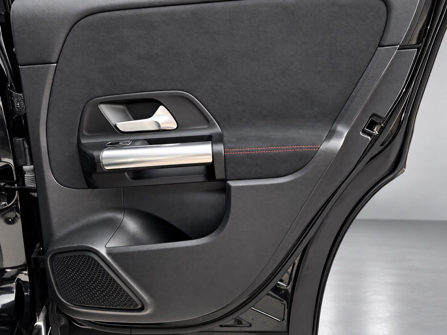 Mercedes-Benz GLA view 28