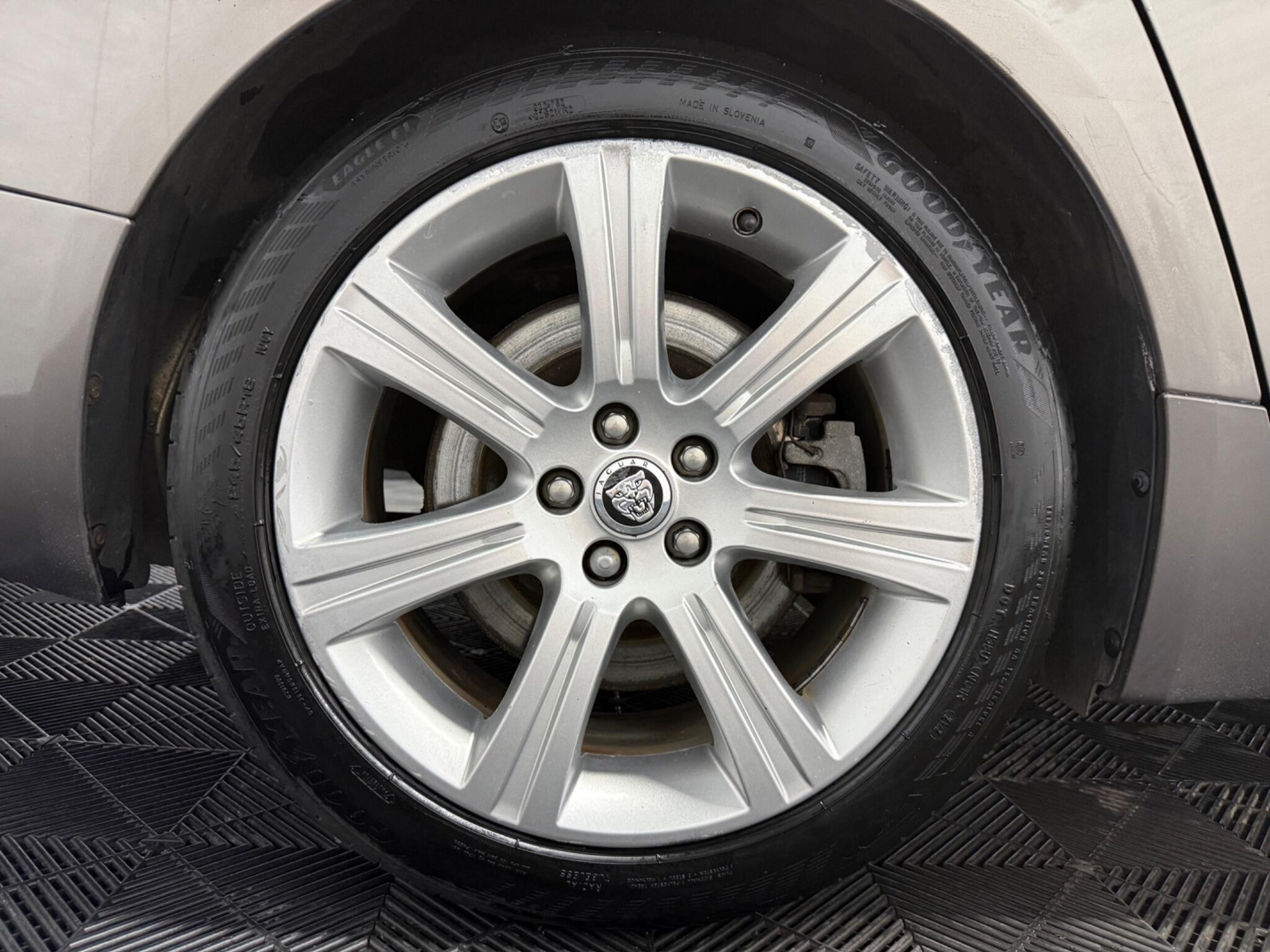 Jaguar XF view 24