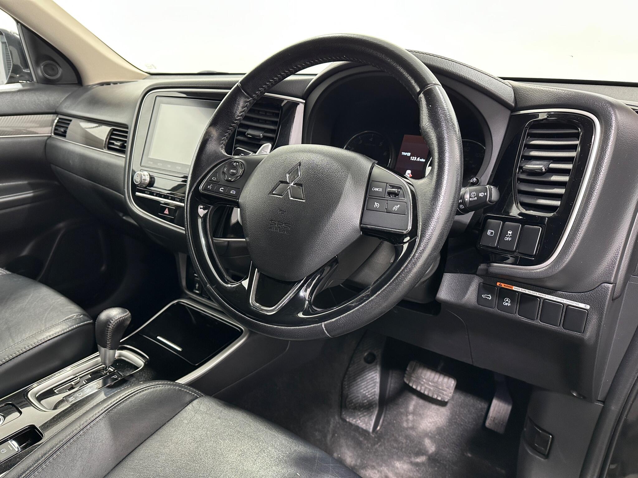 Mitsubishi Outlander view 11