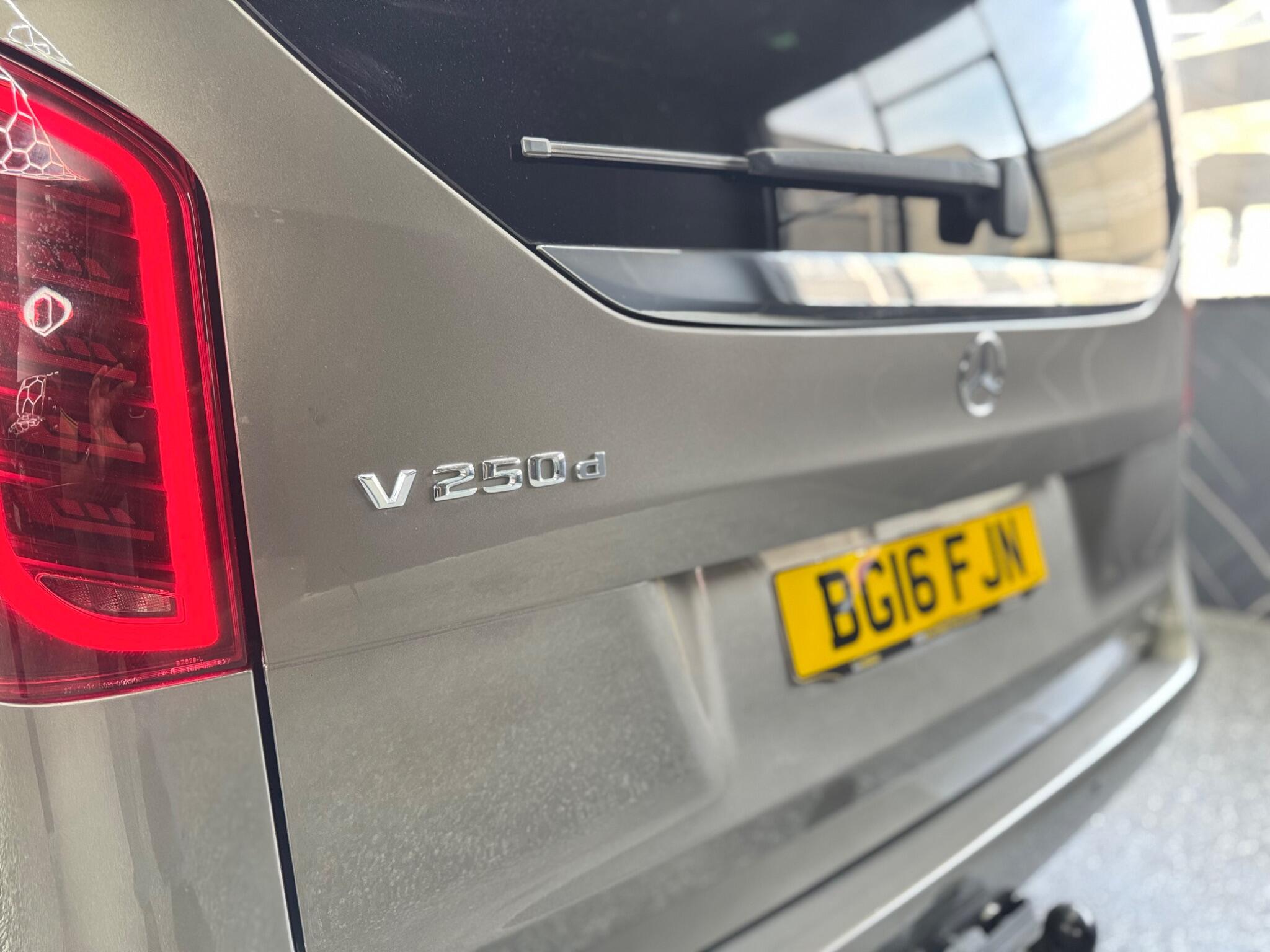 Mercedes-Benz V-Class view 34