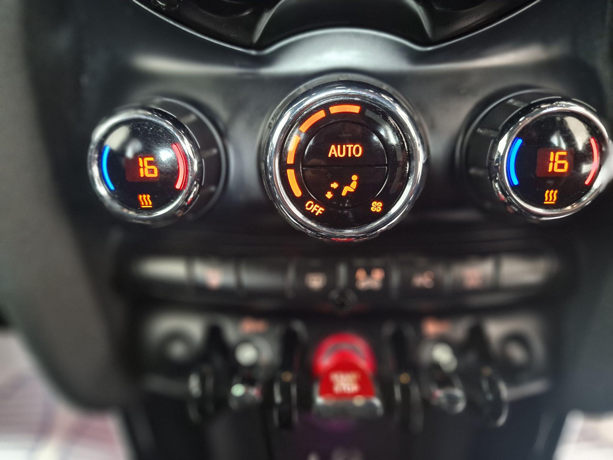 2015 MINI Hatch image 15