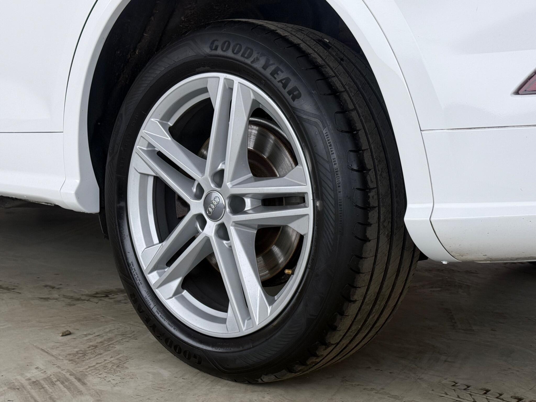 Audi Q5 view 9
