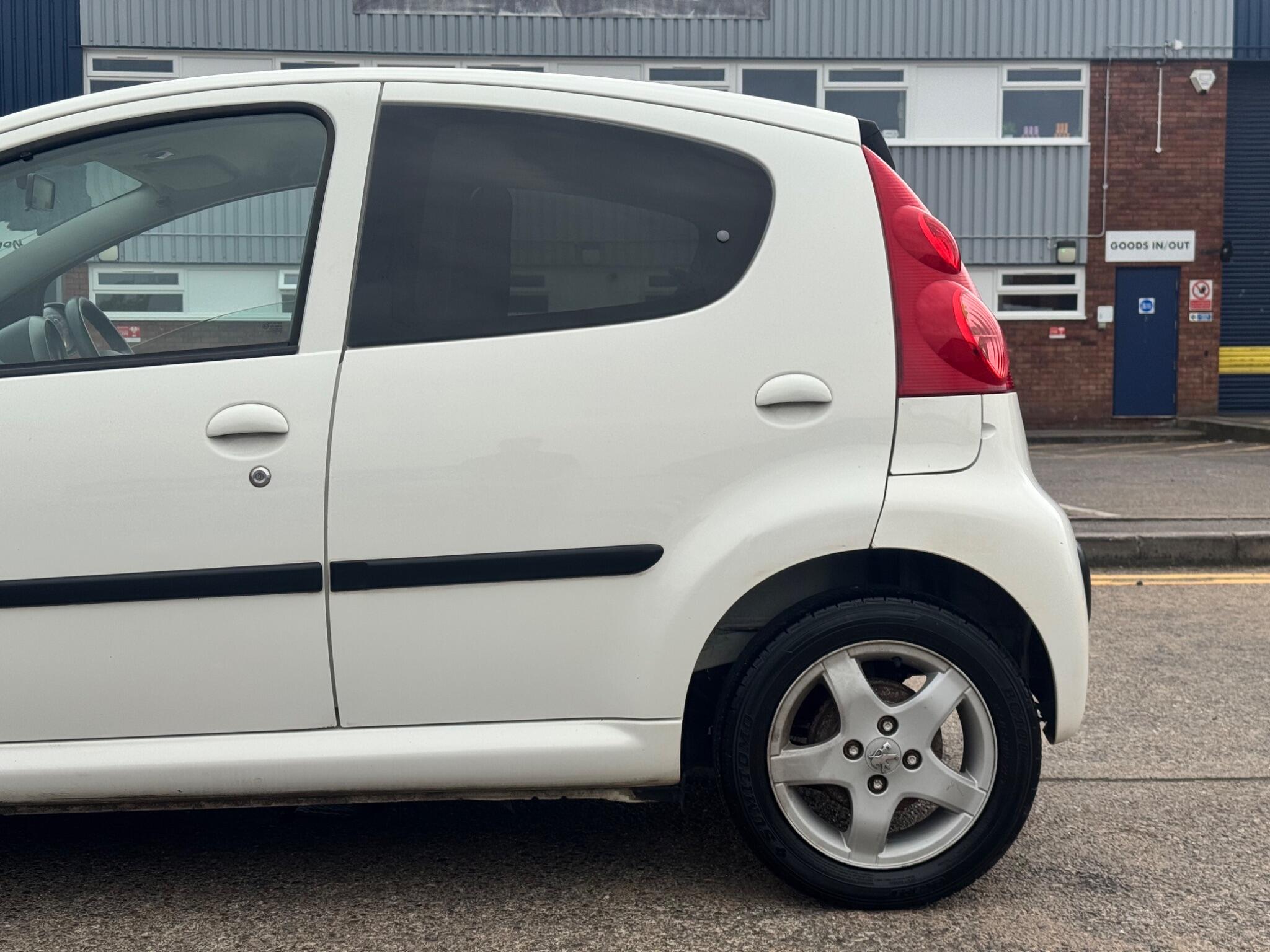 Peugeot 107 view 9