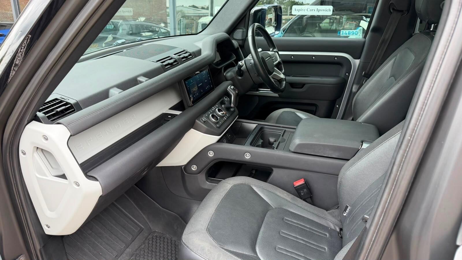 Land Rover Defender 110 view 14