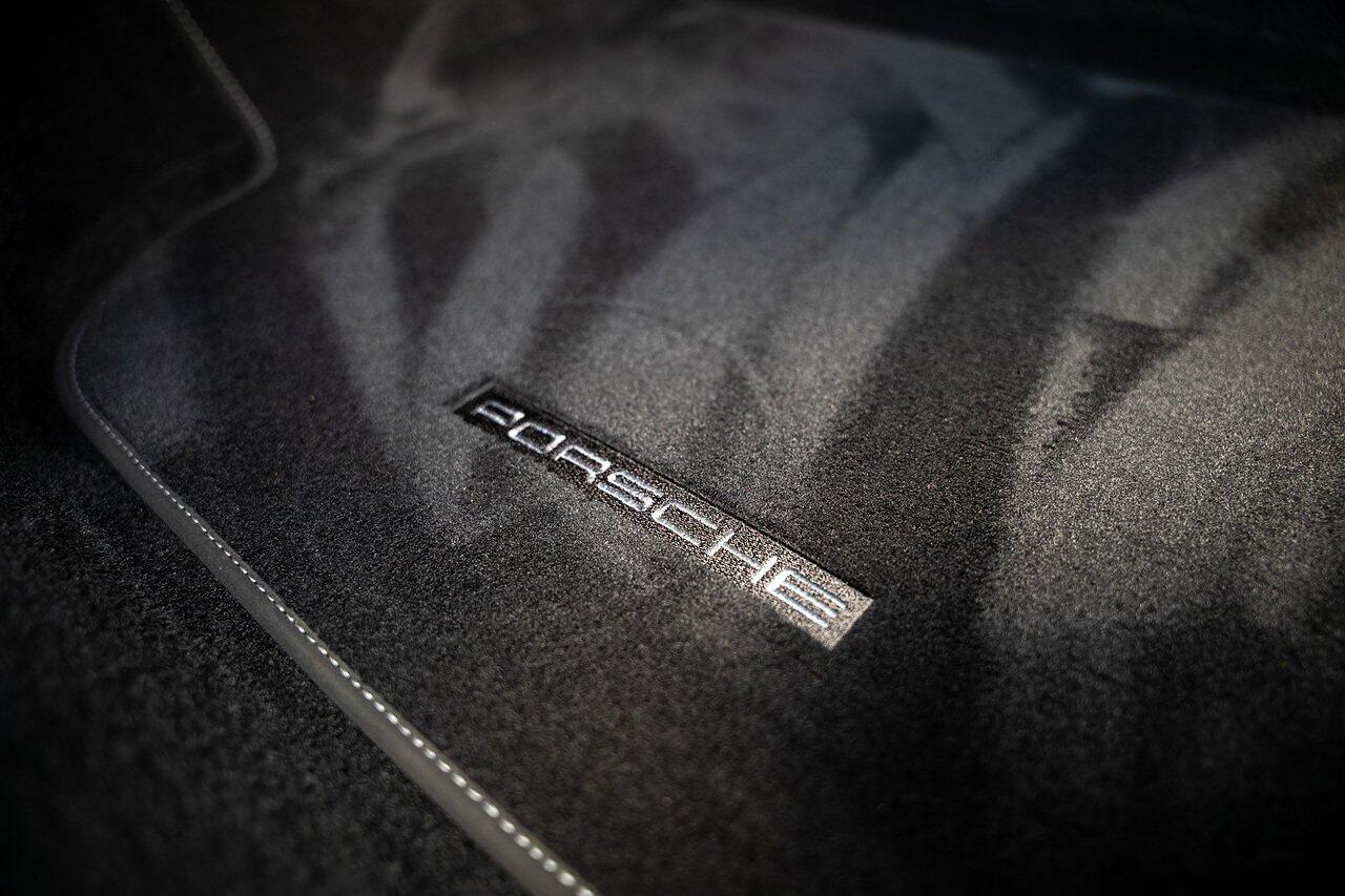 Porsche 911 view 73