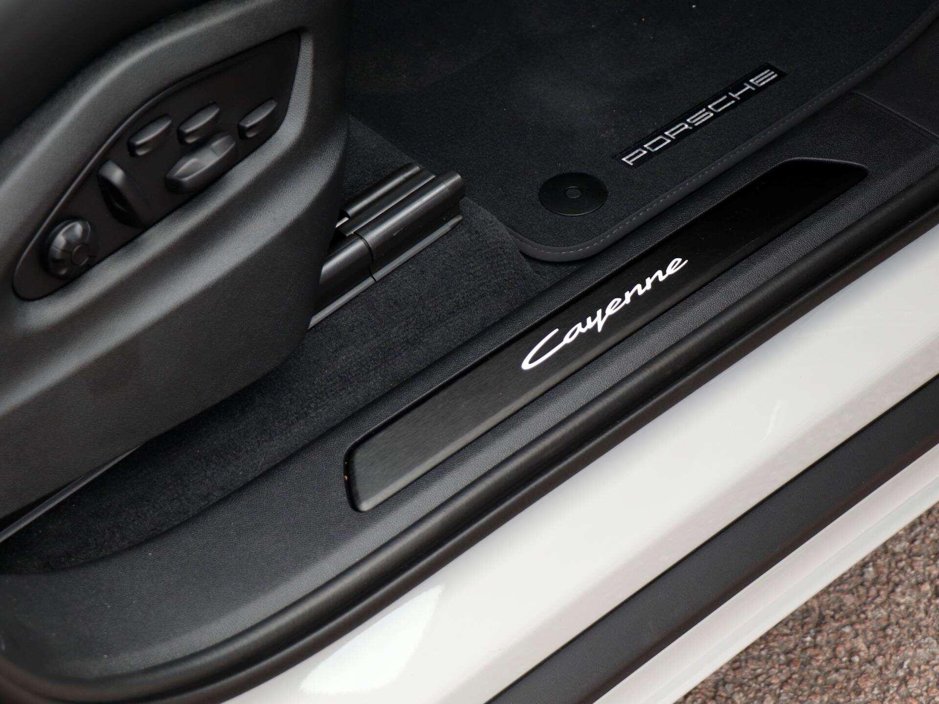Porsche Cayenne view 23