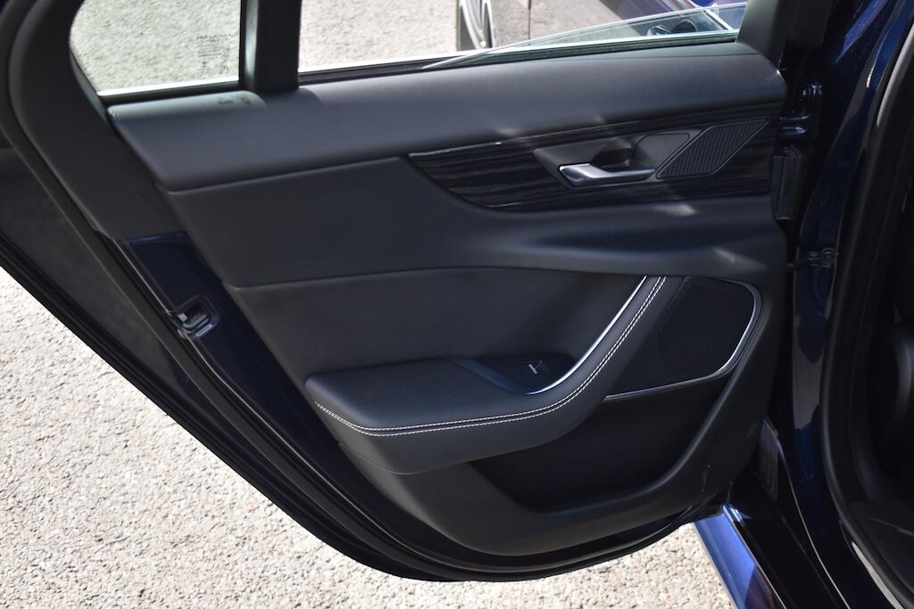 Jaguar Xe view 43