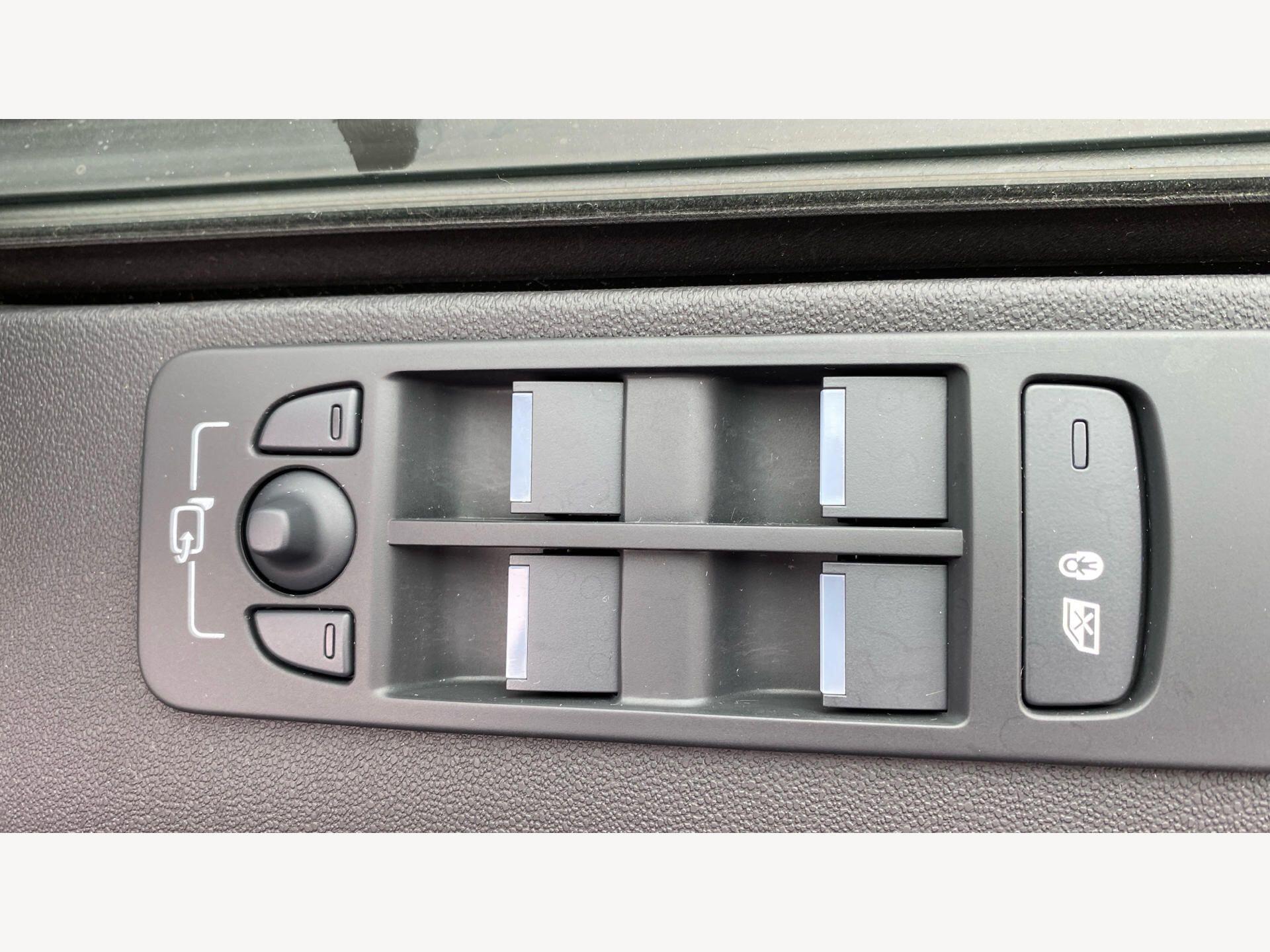 Land Rover Discovery Sport view 24
