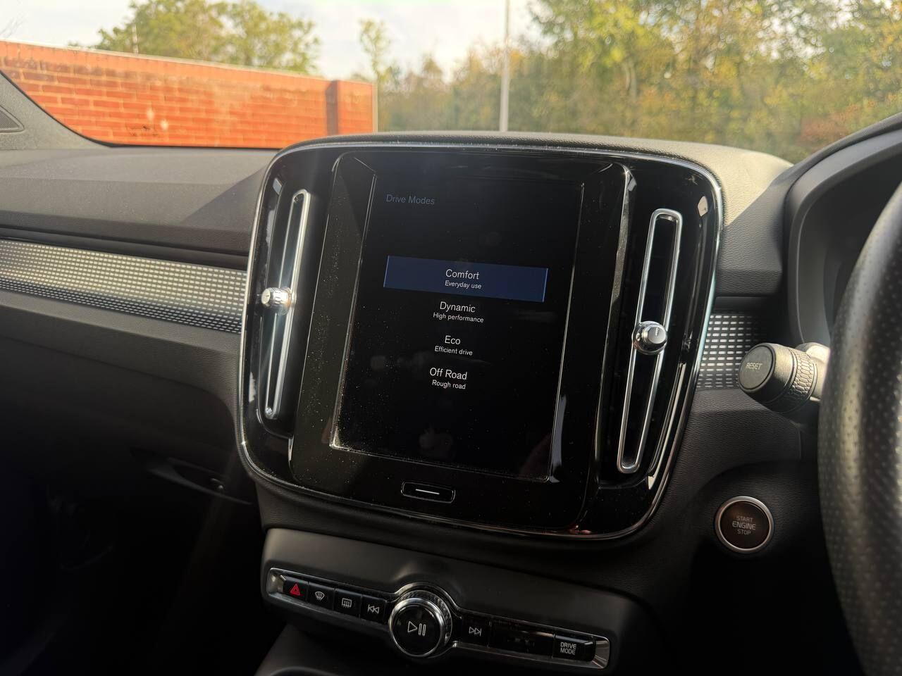 Volvo XC40 view 45